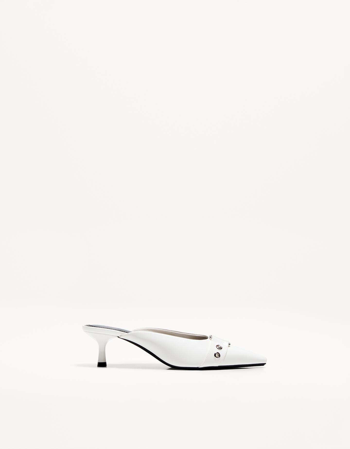 Bershka mule na obcasie ze sprzączką biały