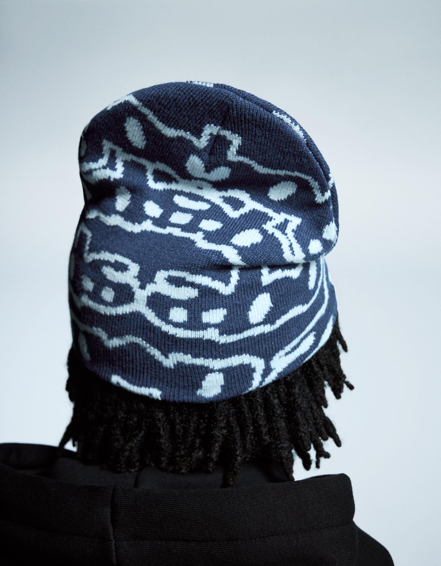 Bershka czapka beanie z nadrukiem niebieski