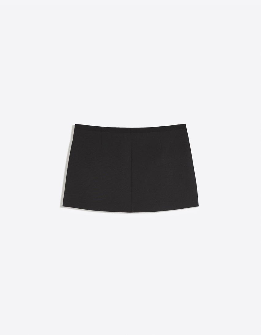 Saia-calça curta com fivela-Preto