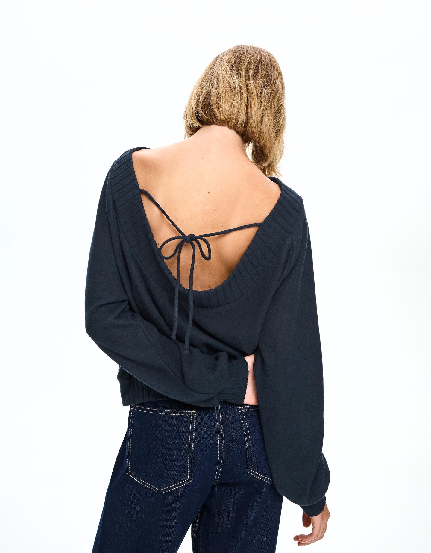 Bershka sweter z odkrytymi plecami granatowy