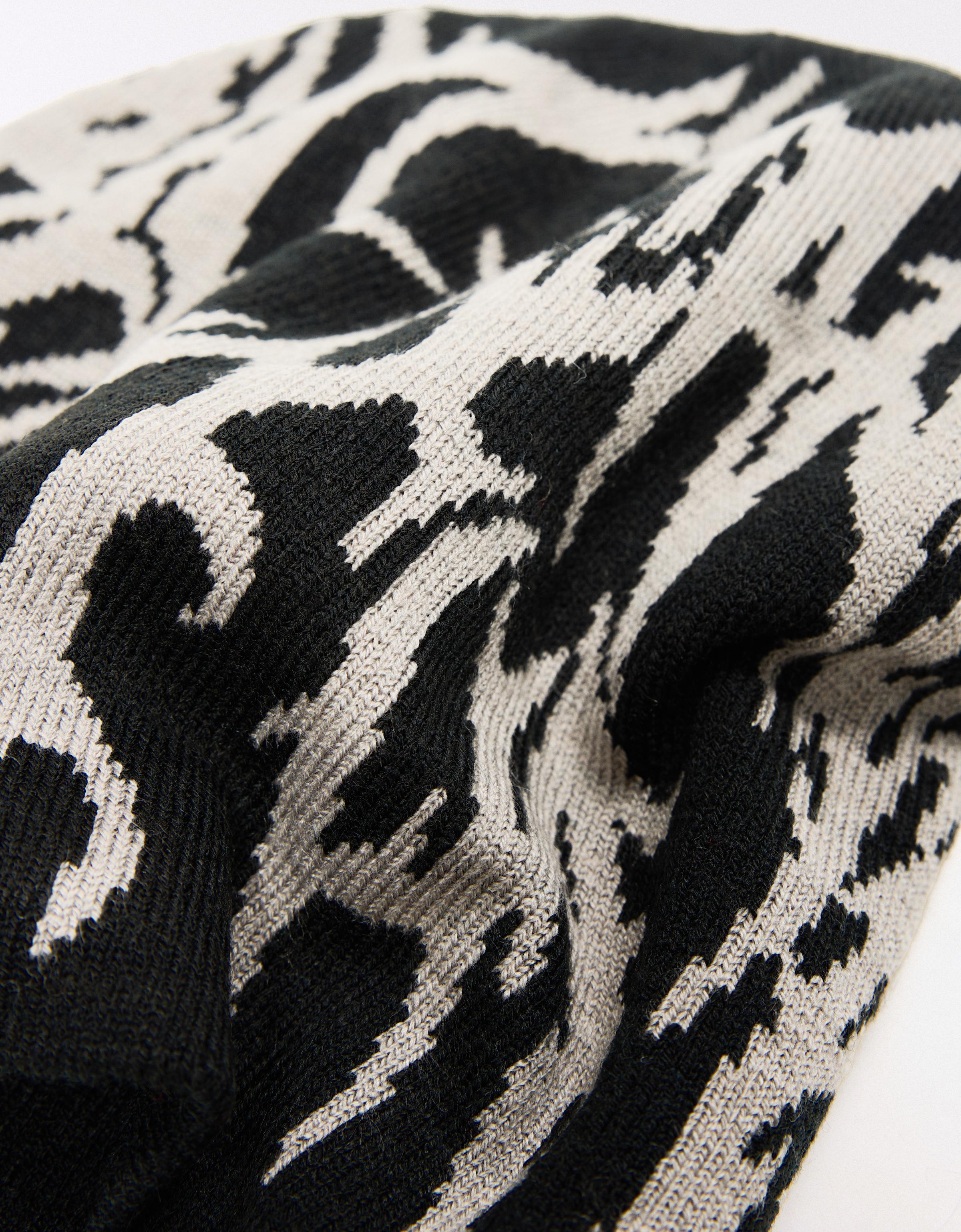 Knitted beanie — Black