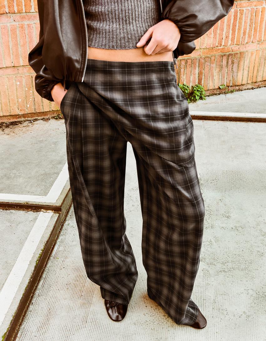 Calça com pregas e lenço-Marrom