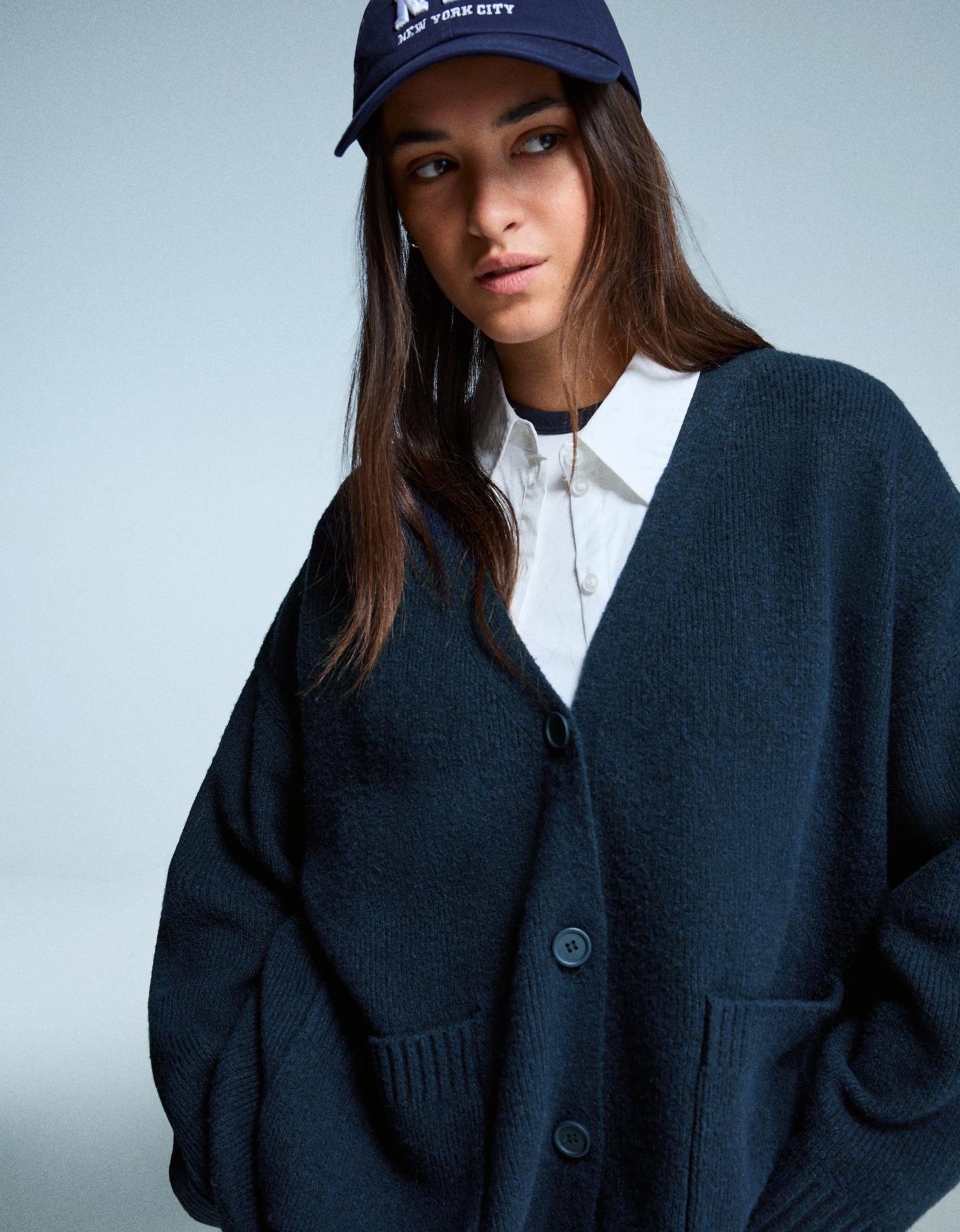 Bershka kardigan zapinany na guziki z dekoltem w serek niebieski