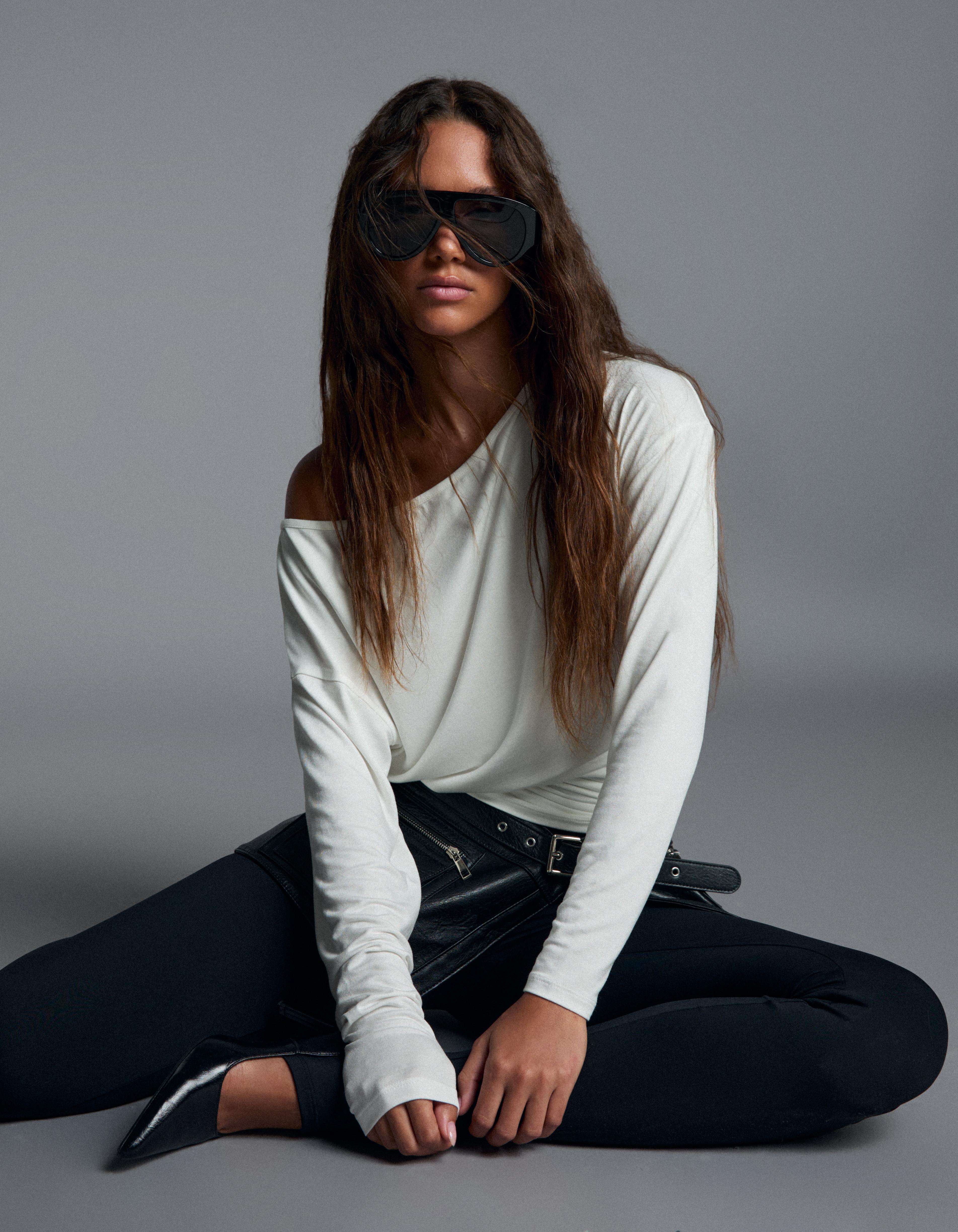 Asymmetric neck long-sleeved T-shirt — Off white