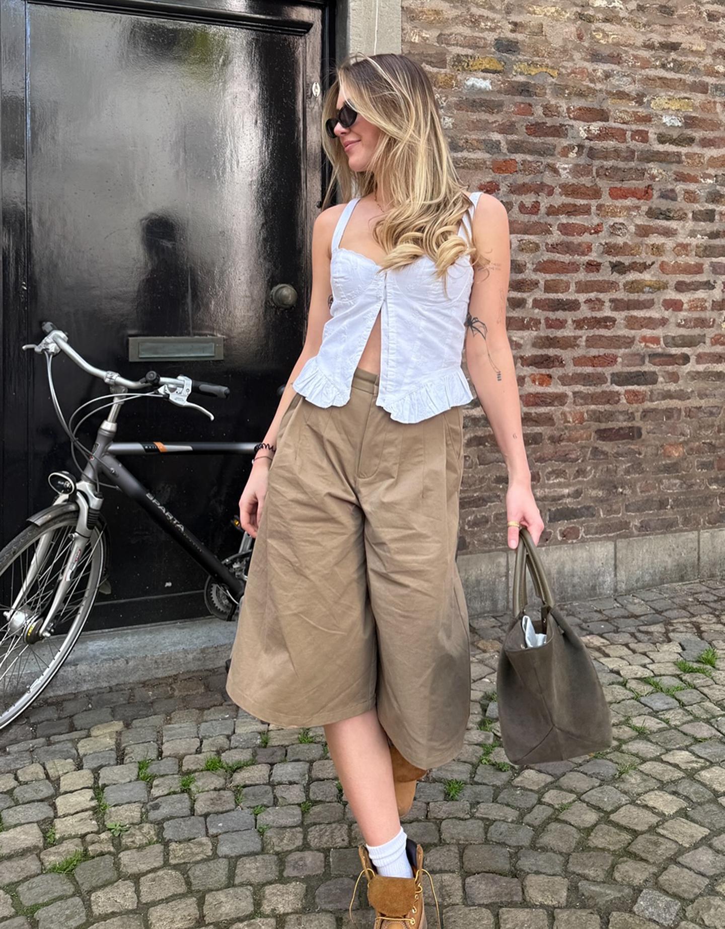 Bershka Bermuda Voluminosi Con Pince Donna 38 (Eu 34) Camel