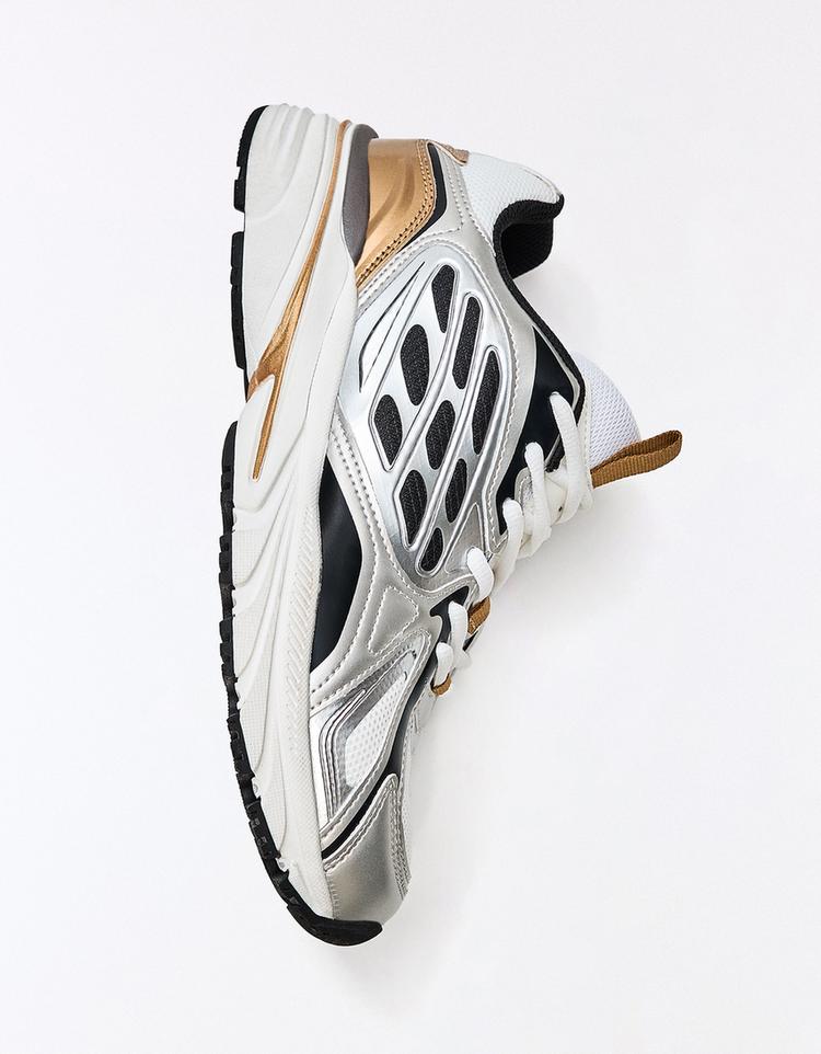 Çok parçalı spor ayakkabı