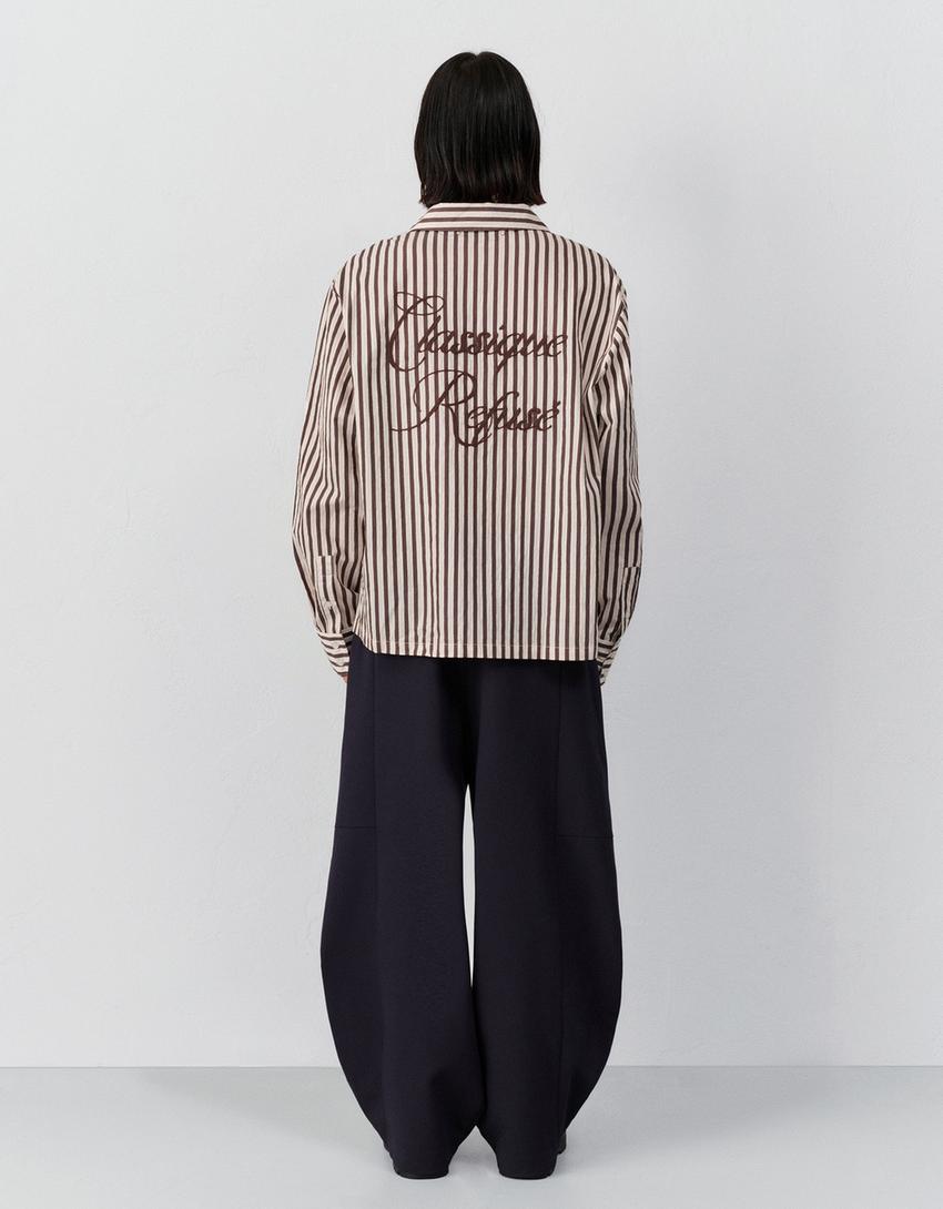 Camicia boxy fit con ricamo stampato-Marrone