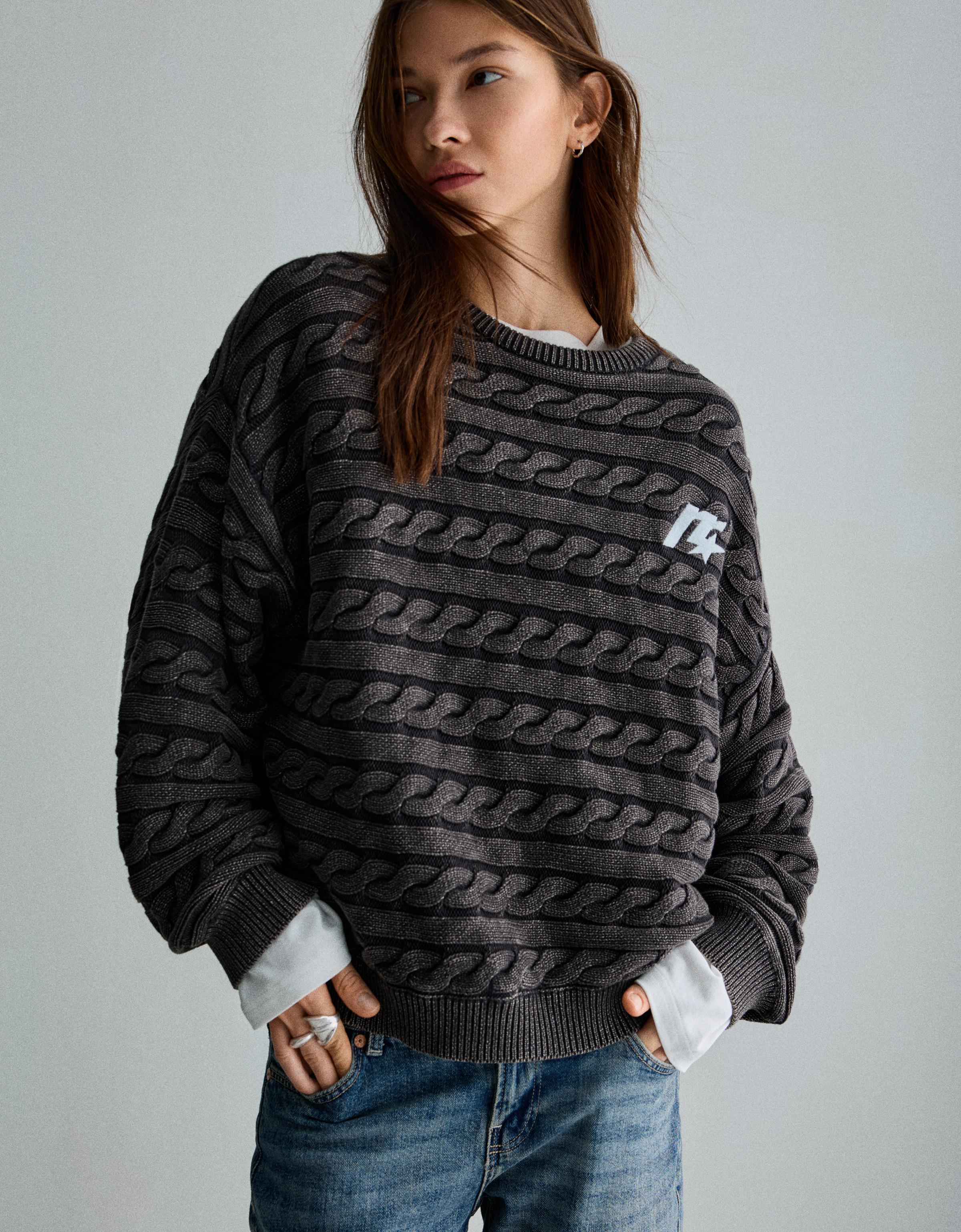 Bershka Bestickter Zopfmusterpullover Damen M-L Dunkelgrau