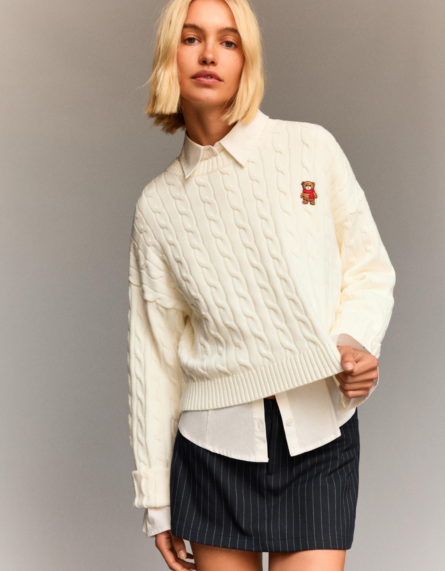 Bershka haftowany sweter ze splotem warkoczowym kremowy