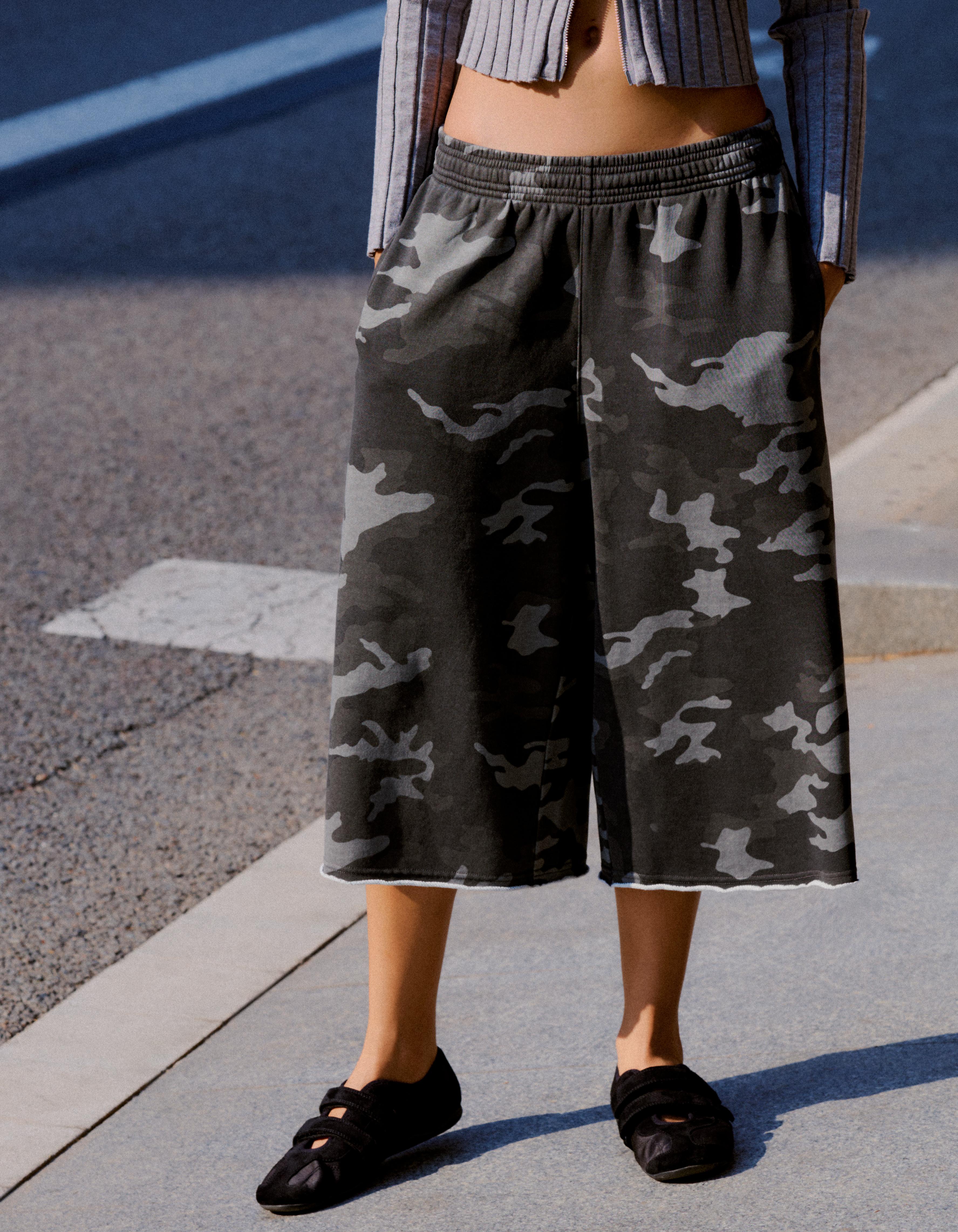Long plush Bermuda shorts with print — Dark grey