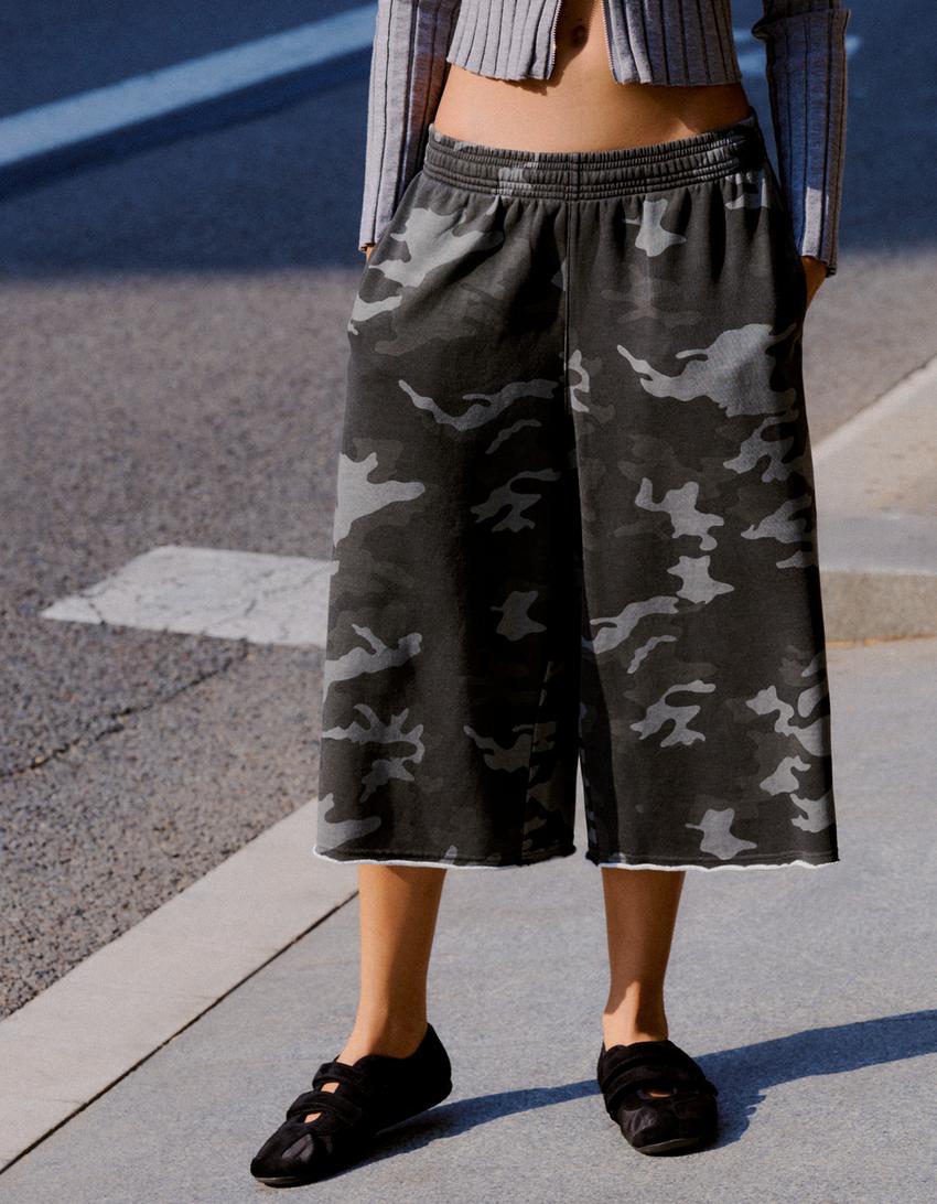 Long plush Bermuda shorts with print-Dark grey