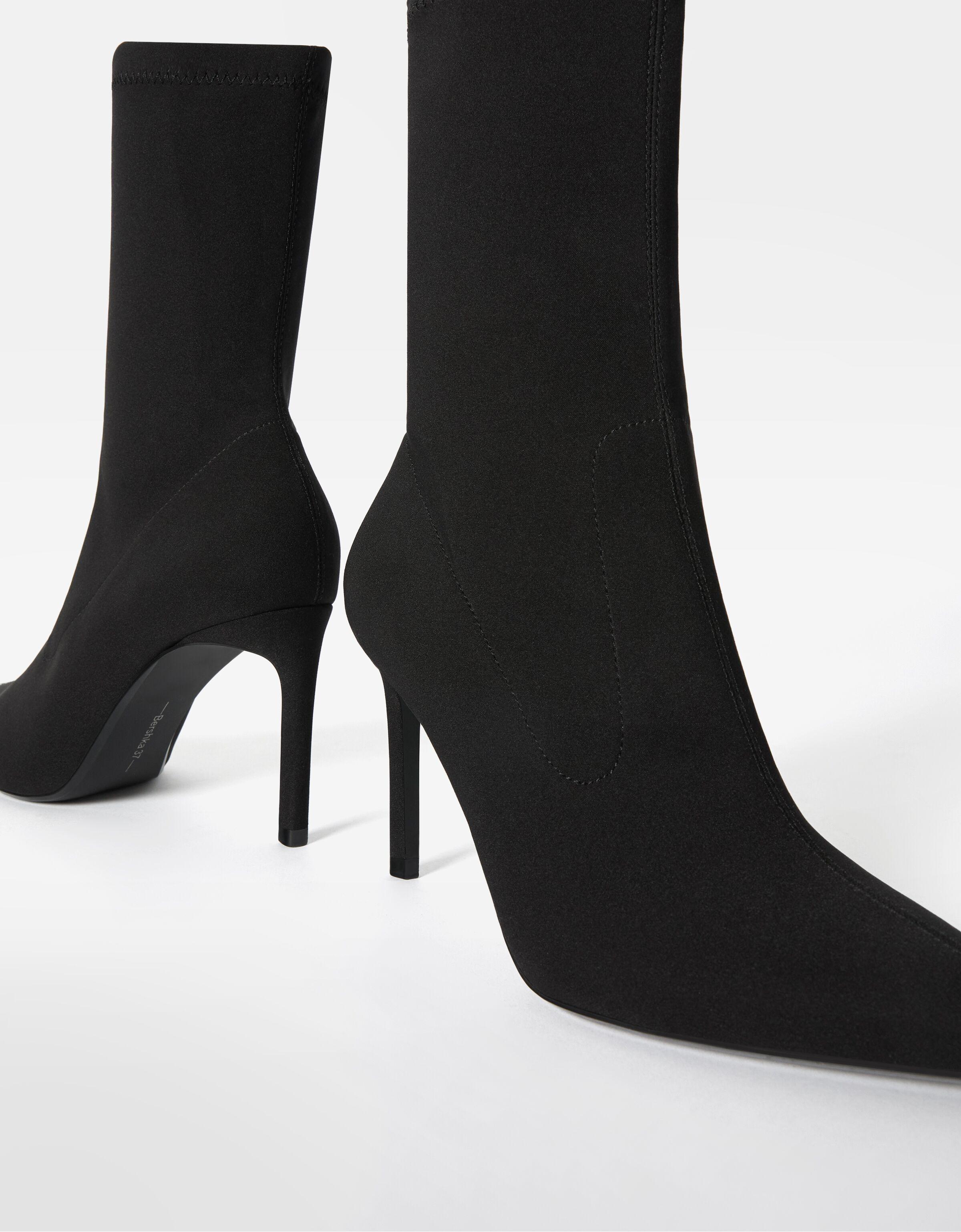 Fitted heel ankle boots — BLACK