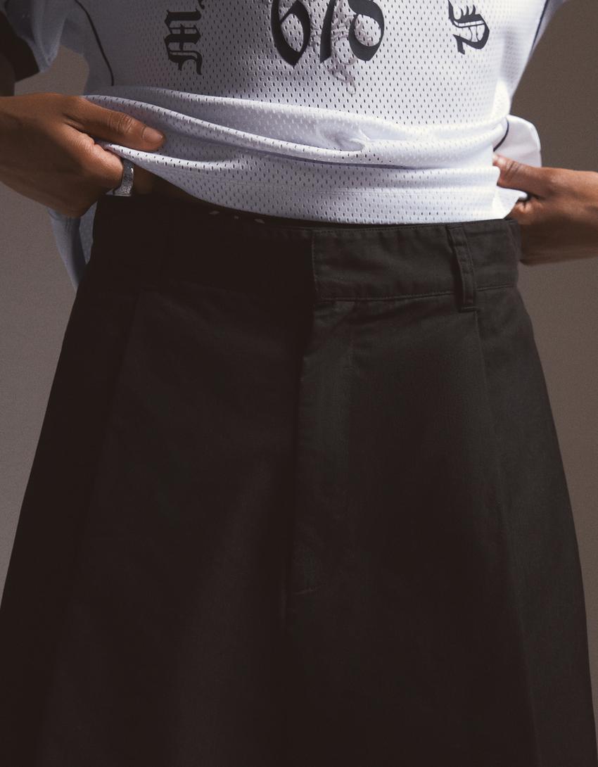 Balloon fit Bermuda shorts with darts-Black