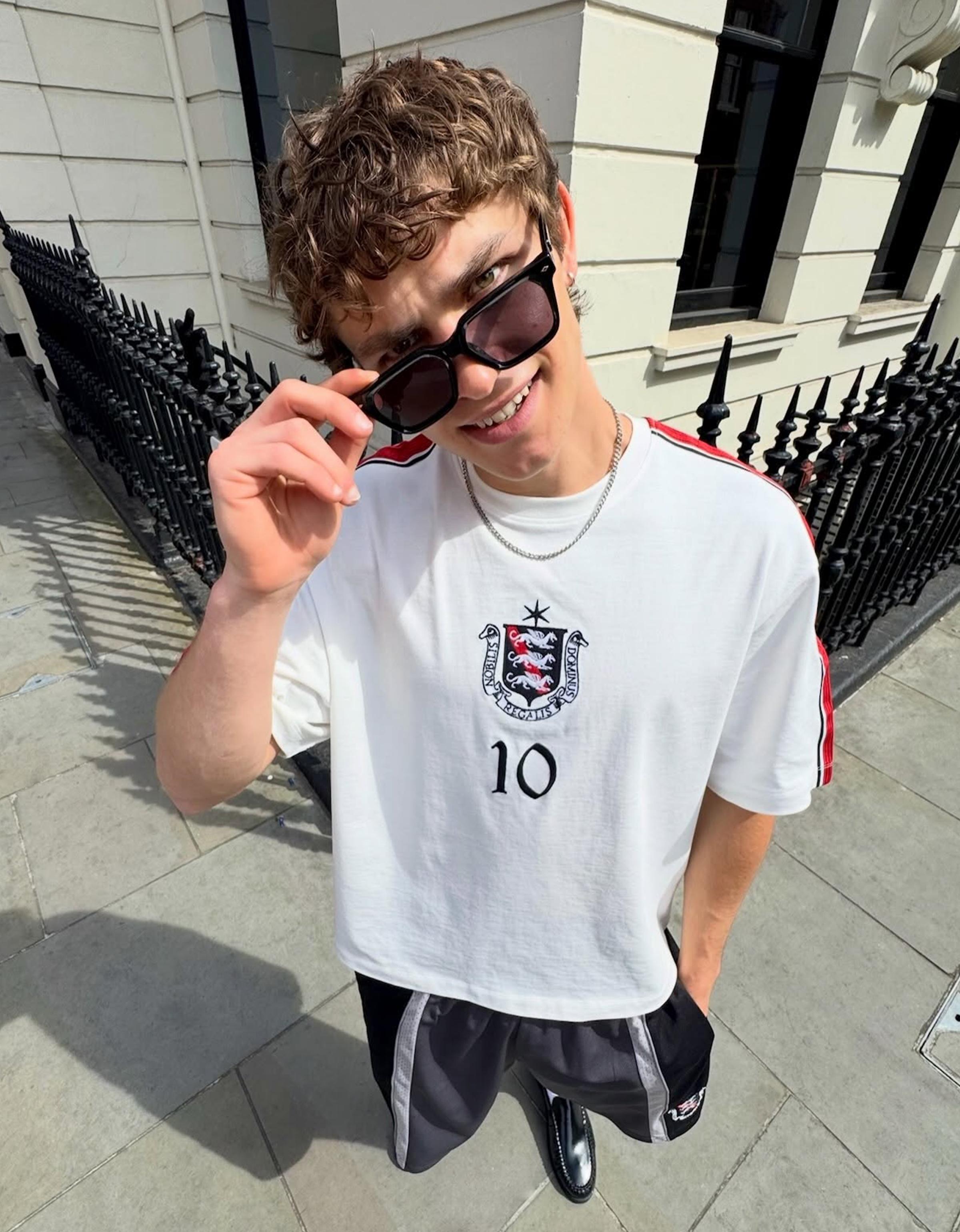 Plastic sunglasses — Black