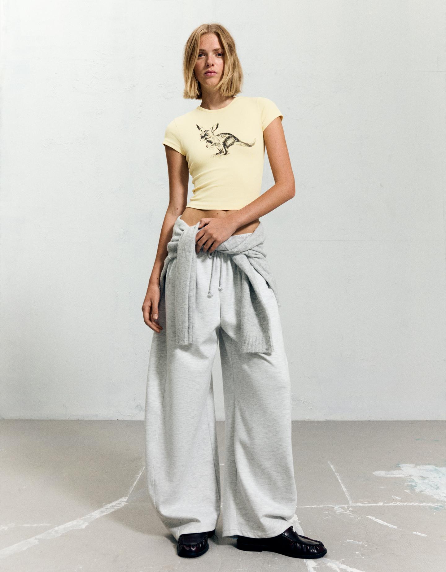 Bershka koszulka z krótkim rękawem i nadrukiem żółty