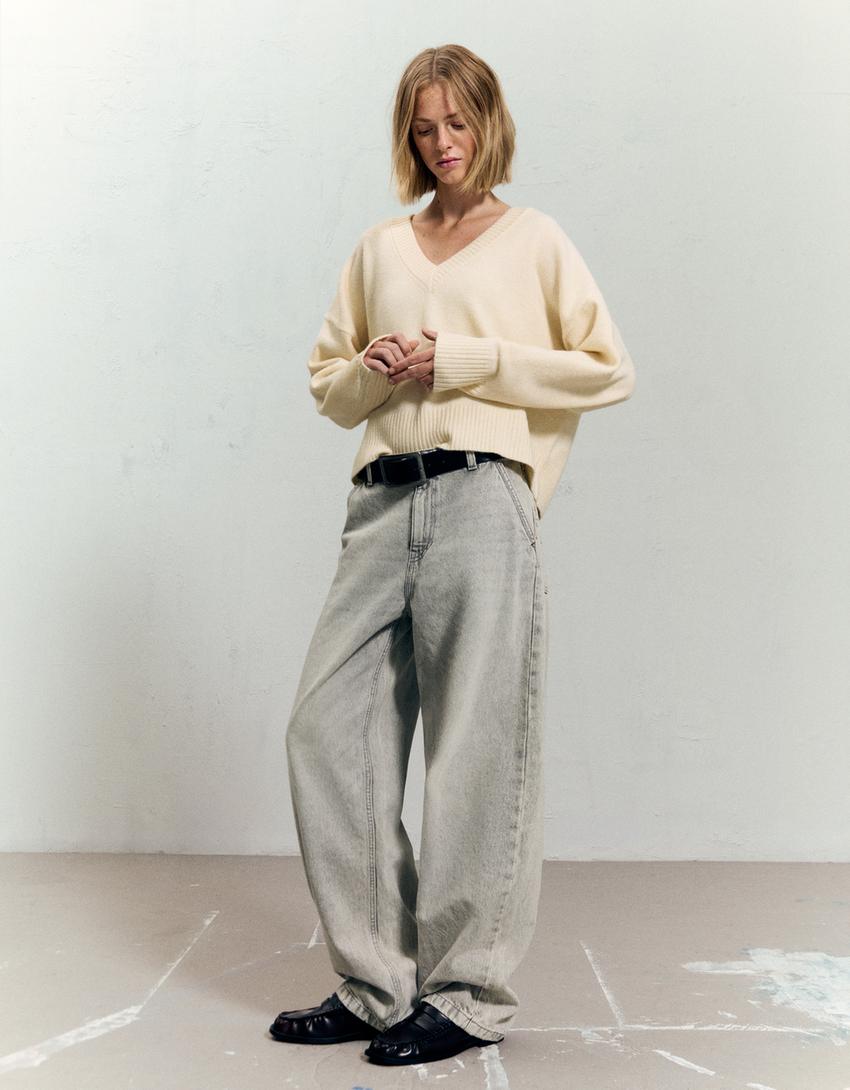 V-neck cropped sweater-Cream