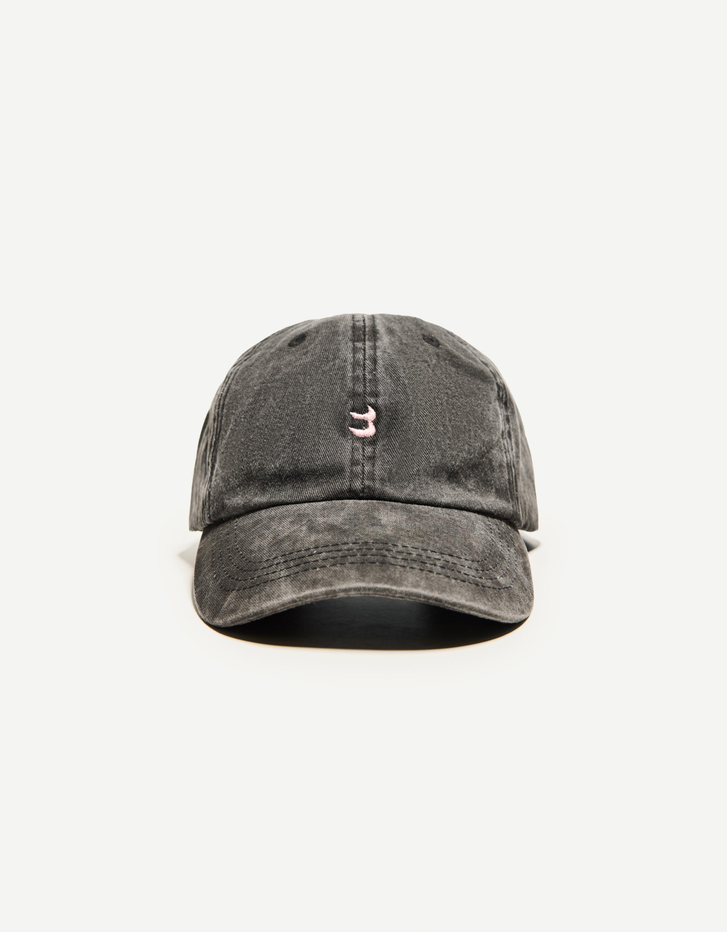 Embroidered cap — Black
