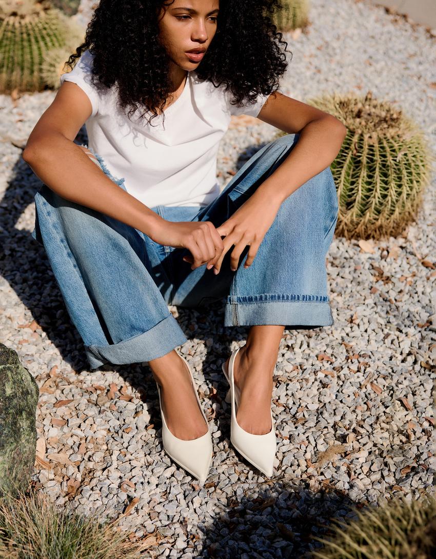 Chaussures à talon kitten heel ouvertes à l'arrière-Écru