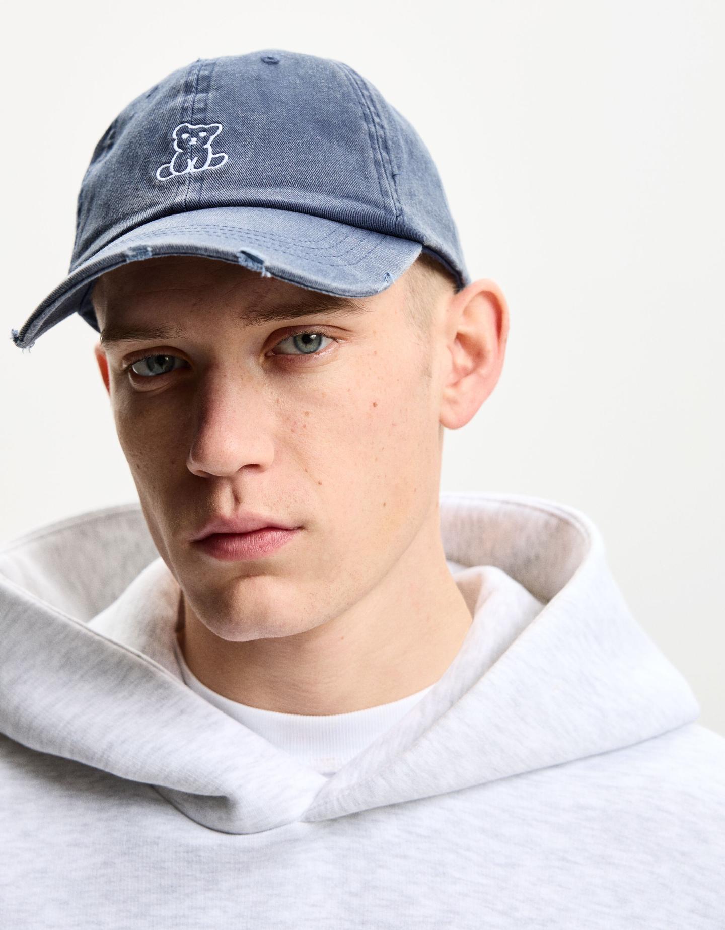 Bershka czapka z przetarciami i haftem granatowy