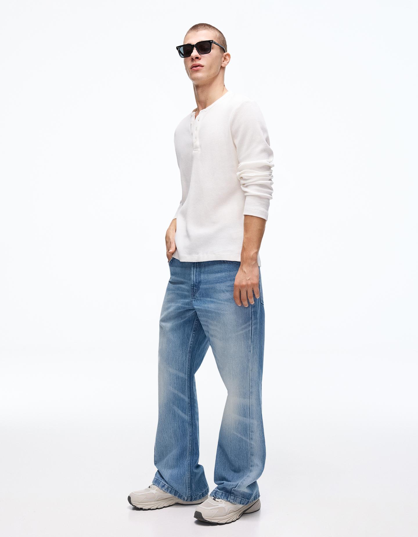 Bershka jeansy o kroju baggy i flare wyblakły niebieski