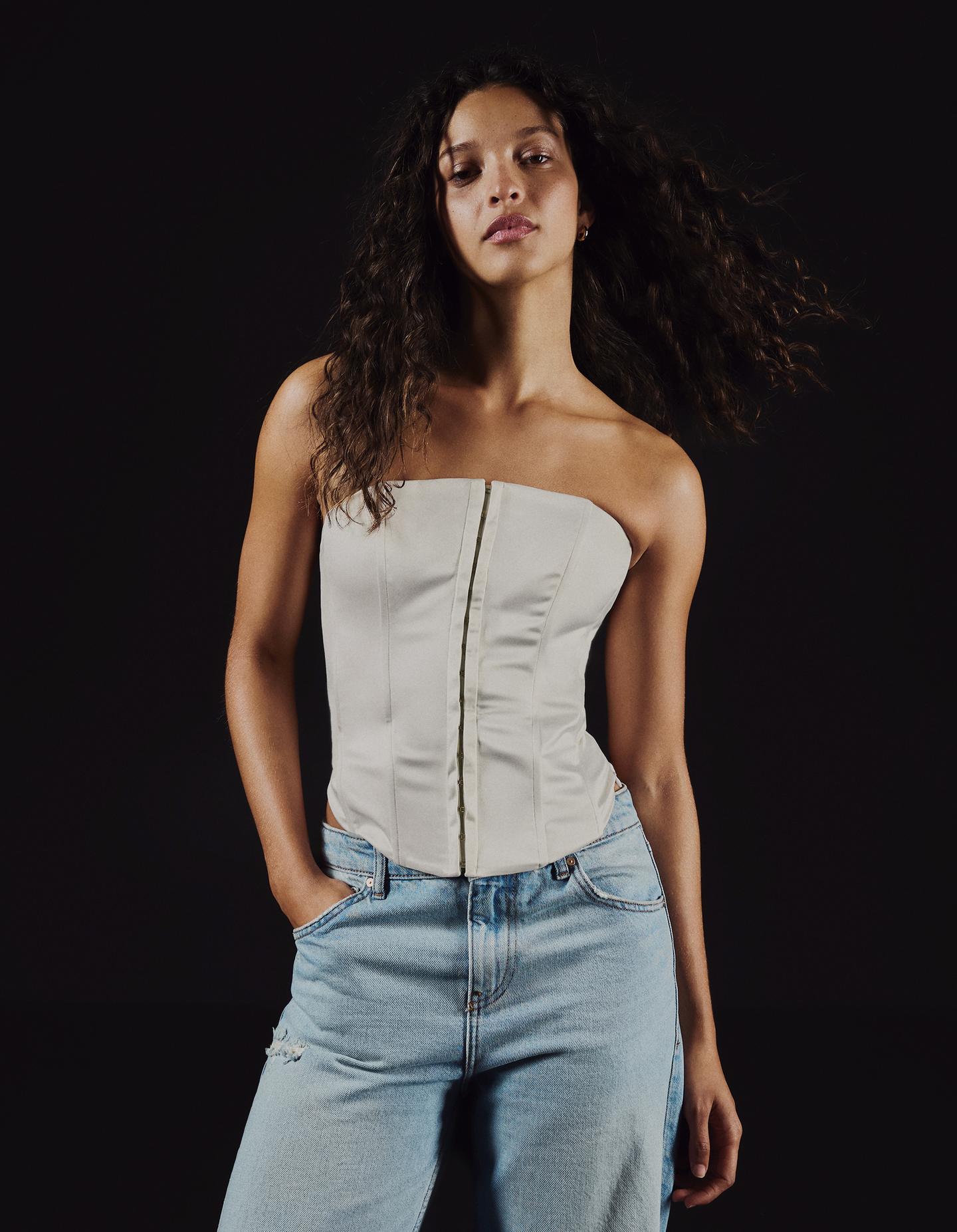 Bershka gorsetowy top z satyny kremowy