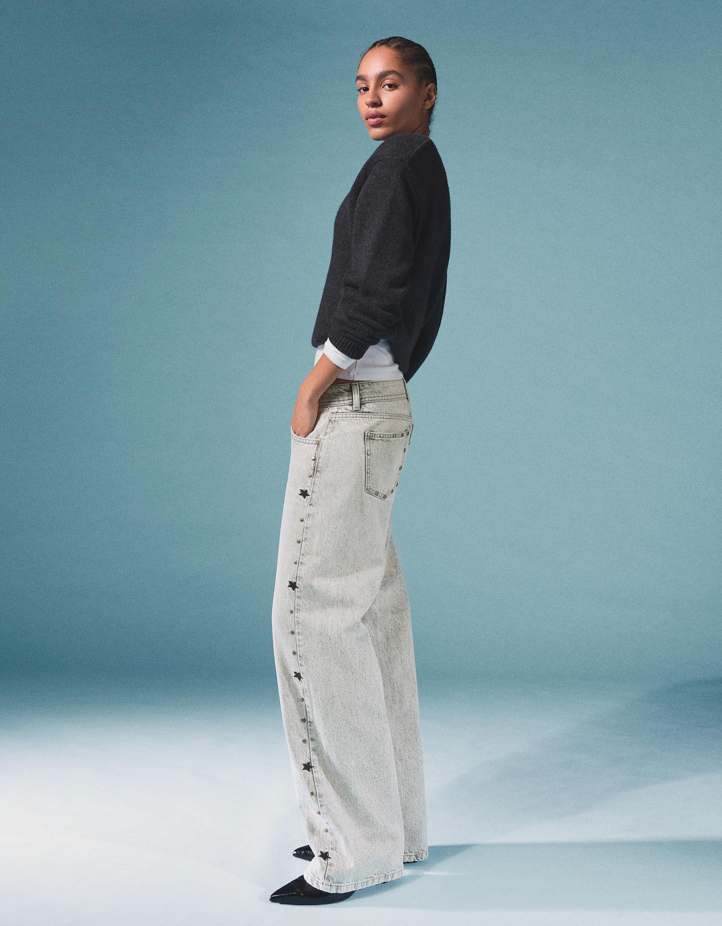 Bershka jeansy o kroju baggy z ćwiekami i gwiazdami szary