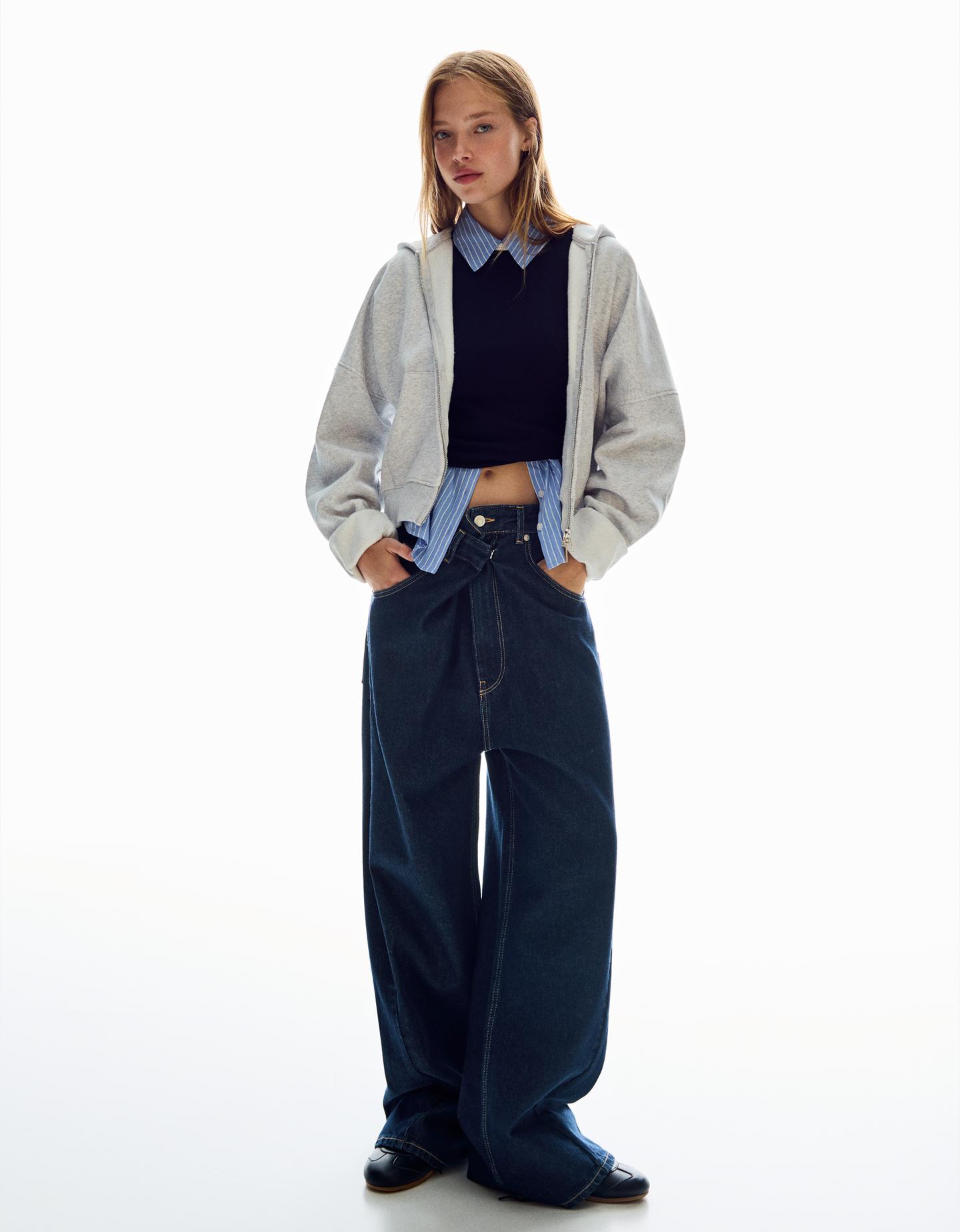 Bershka jeansy o kroju wide leg z krzyżowanym pasem granatowy