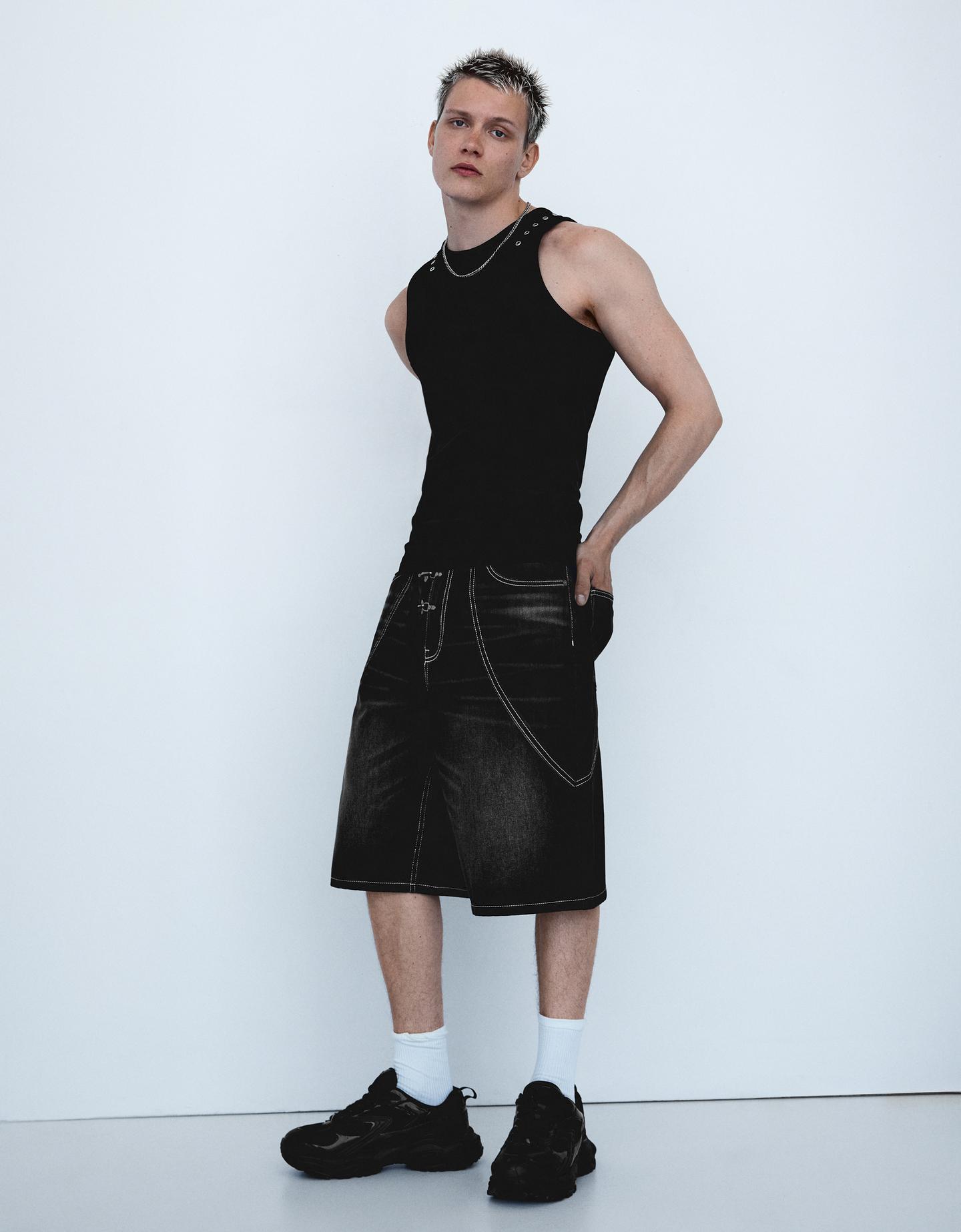 Bershka bermudy denim o kroju baggy z guzikami z pętelkami czarny