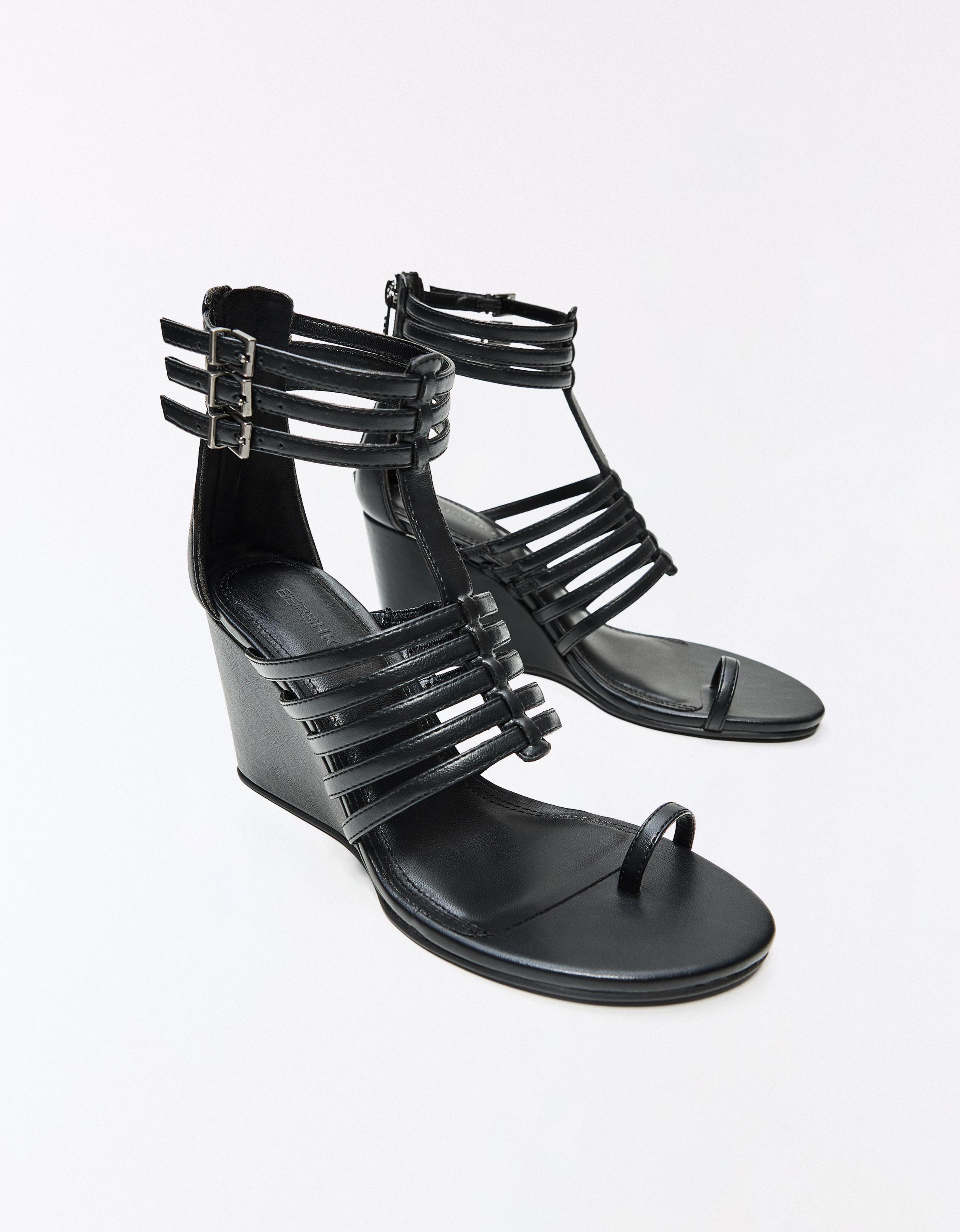MULTI-STRAP WEDGE SANDALS — BLACK