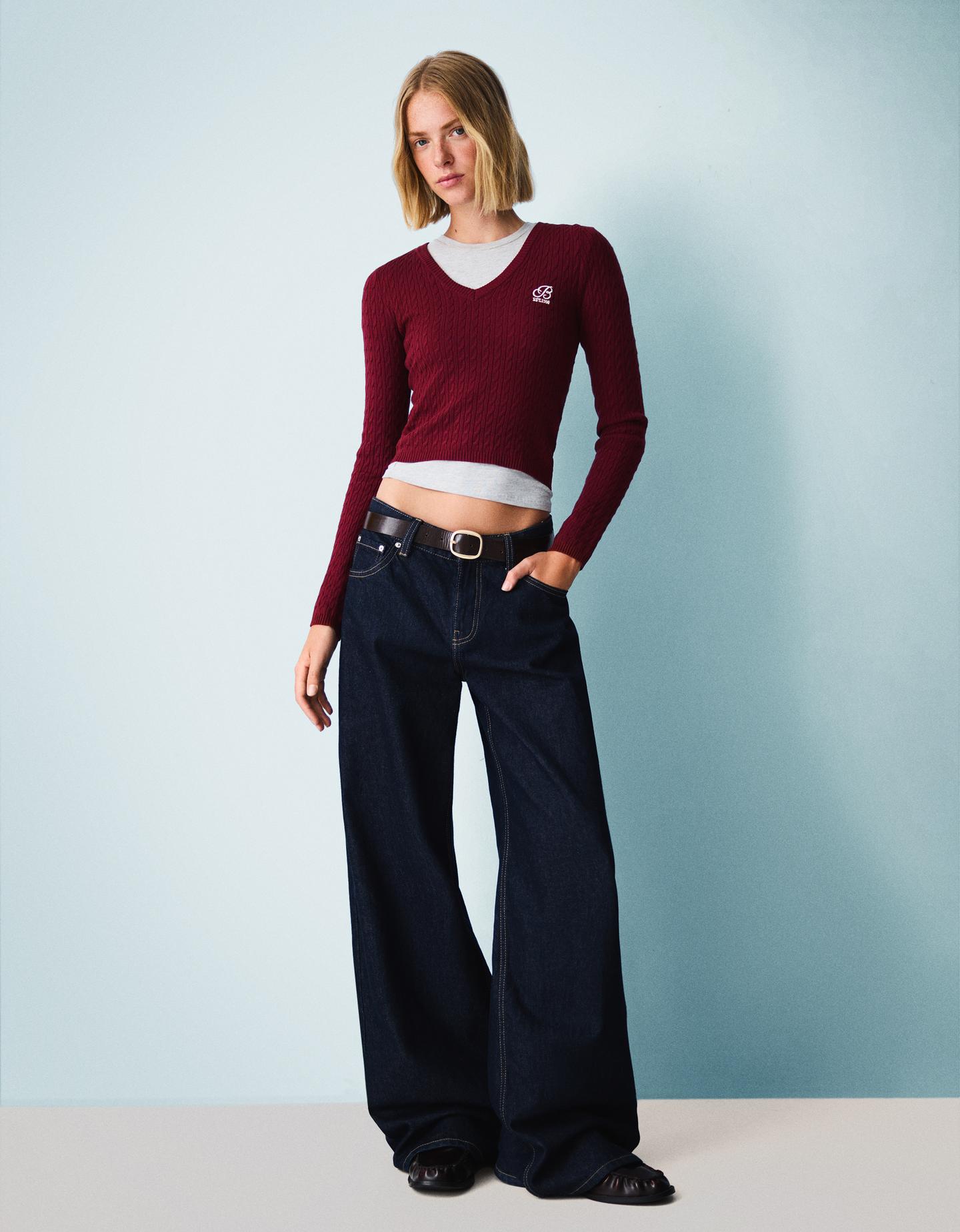 Bershka sweter ze splotem warkoczowym i haftem rubinowy