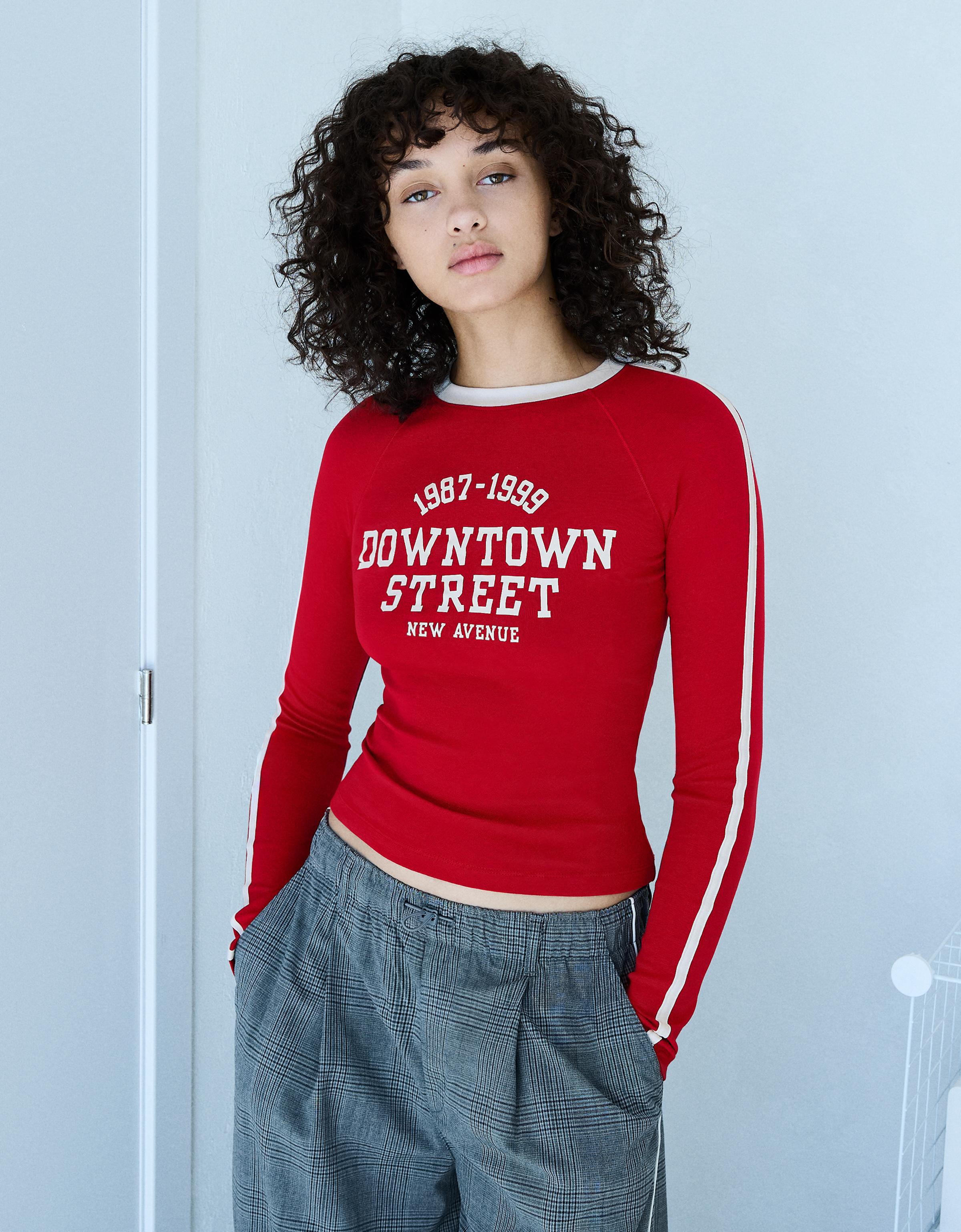 Bershka Koszulka Z Długim Rękawem Z Nadrukiem Kontrastowym Kobieta Czerwony