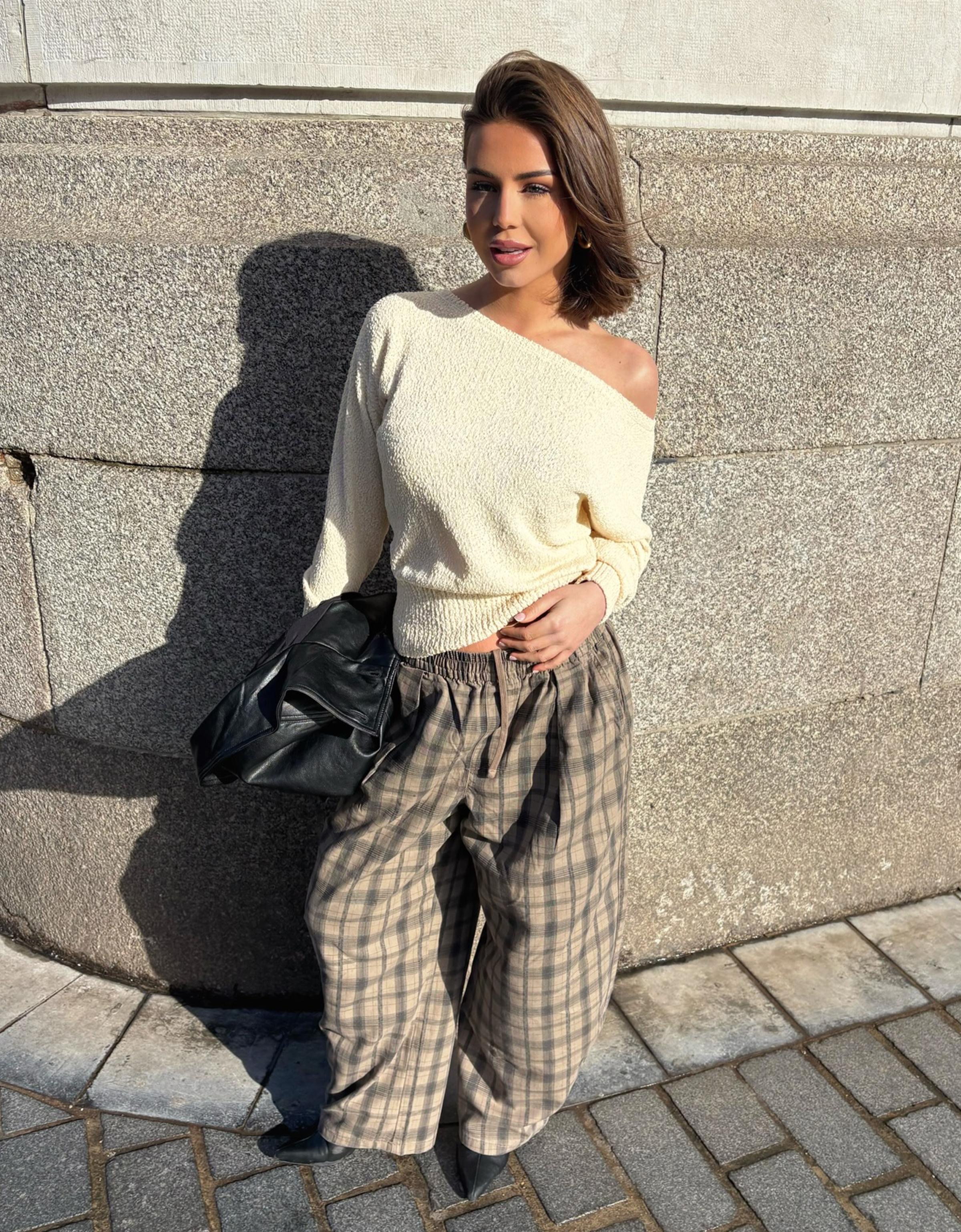 Asymmetric neck jumper