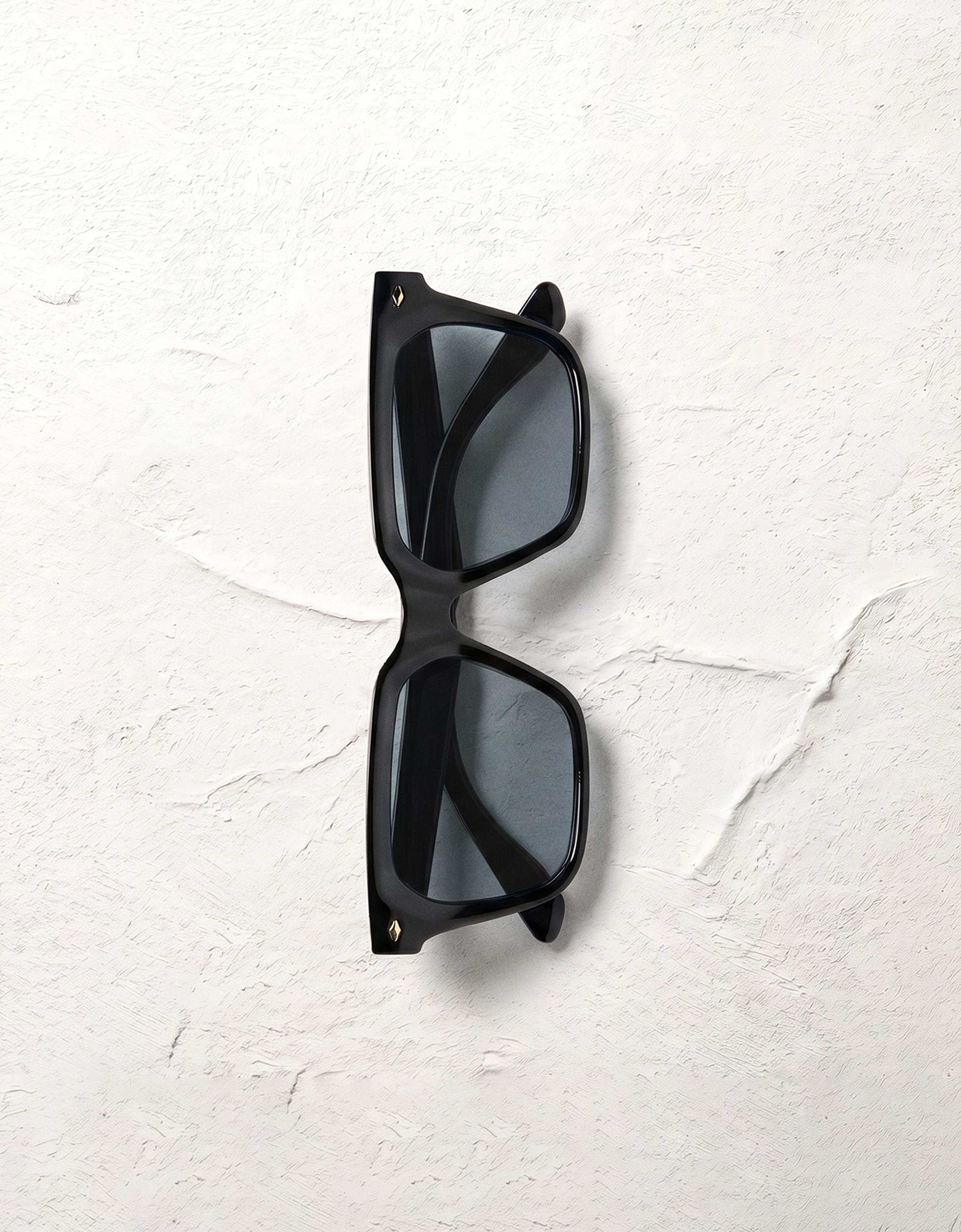 Plastic sunglasses — Black