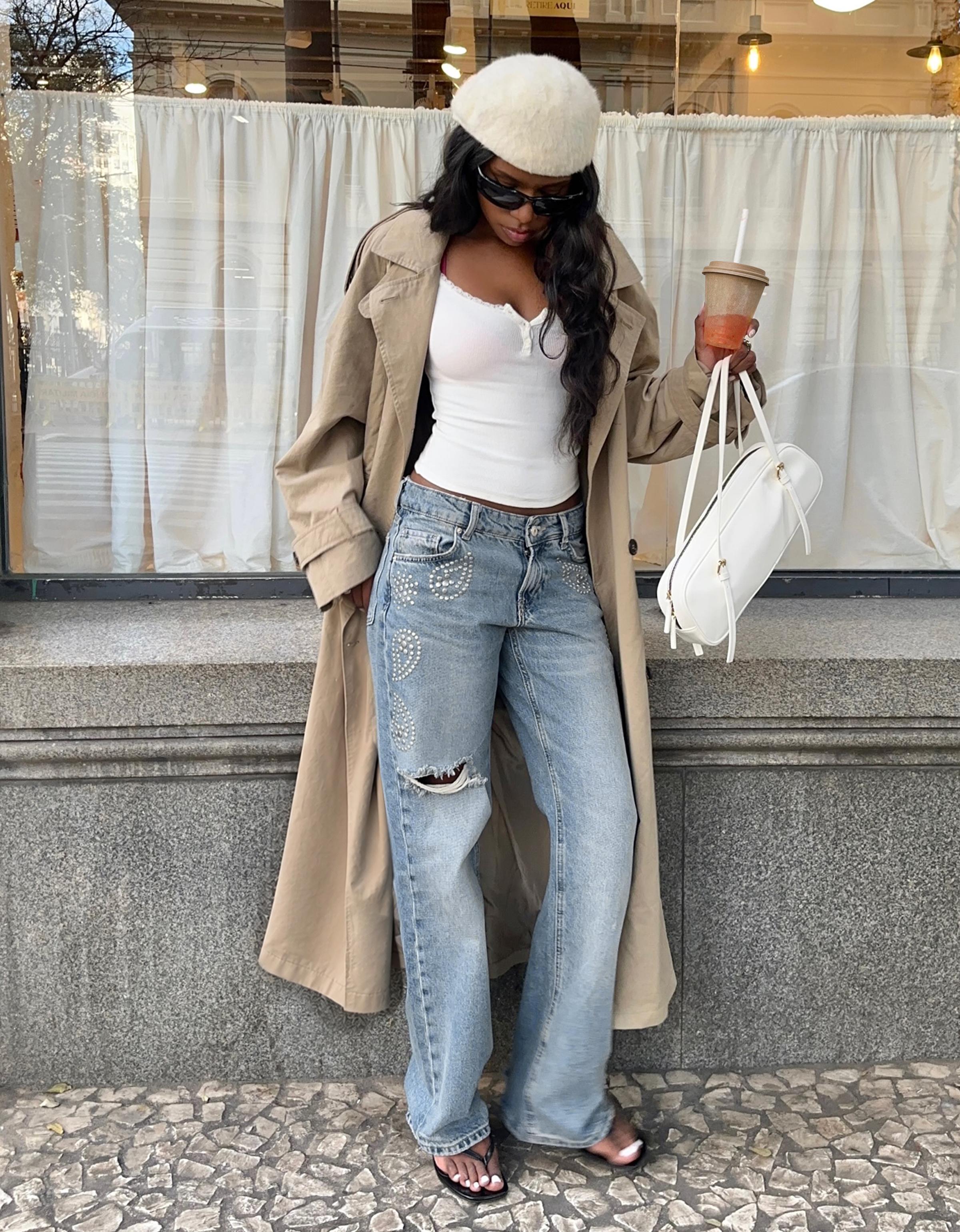 Bershka Jeansy O Kroju Straight, Średni Stan, Z Ćwiekami Kobieta 34 Wyblakły Niebieski
