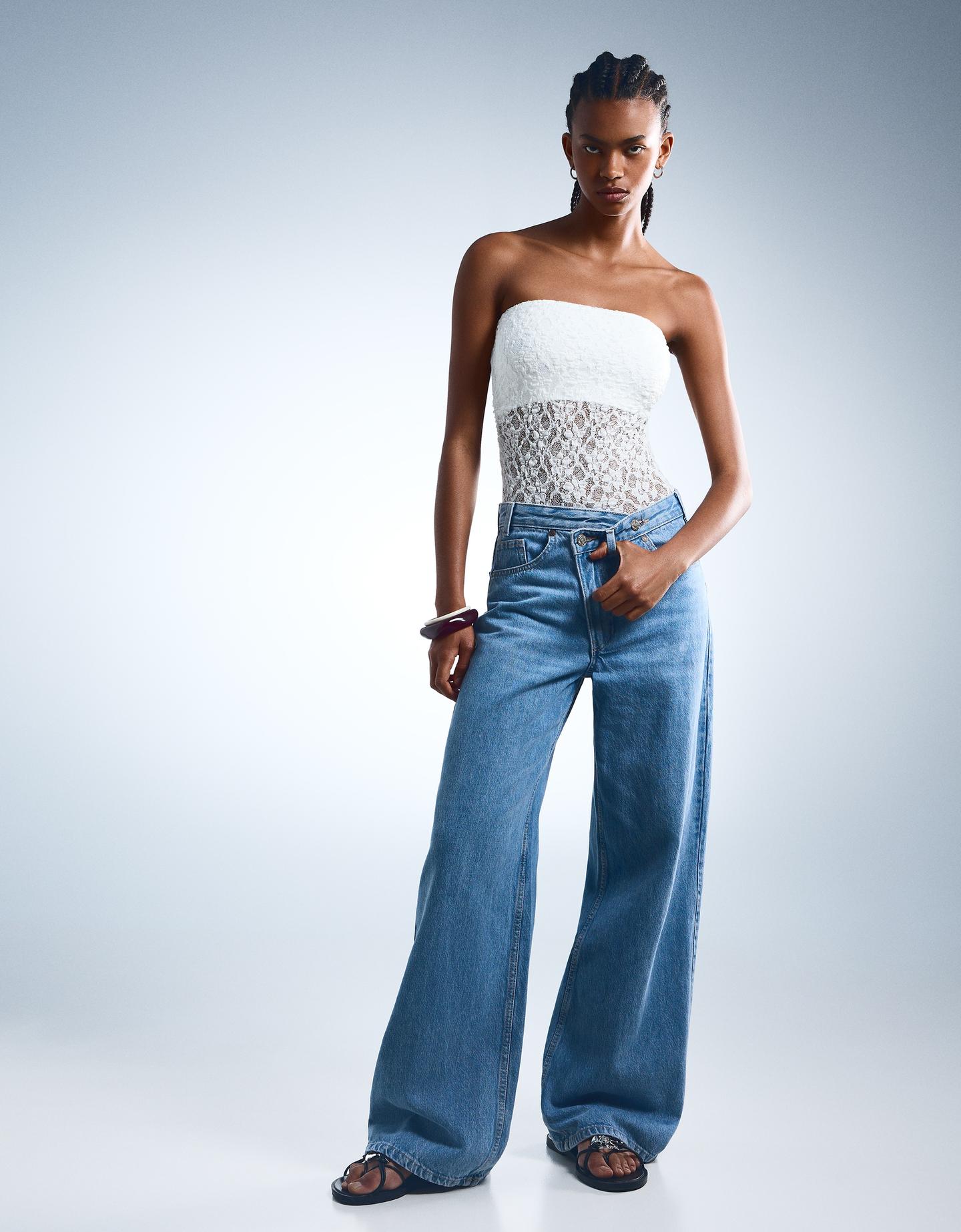 Bershka koronkowe body z dekoltem odsłaniającym ramiona kremowy