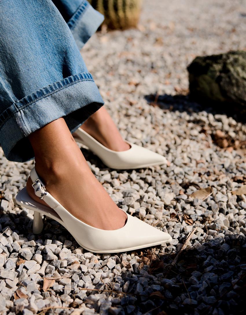 Chaussures à talon kitten heel ouvertes à l'arrière-Écru