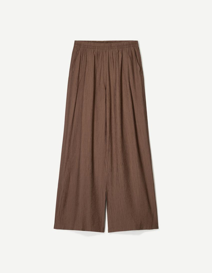 Calças wide leg fluidas com textura e cordão-Marrom