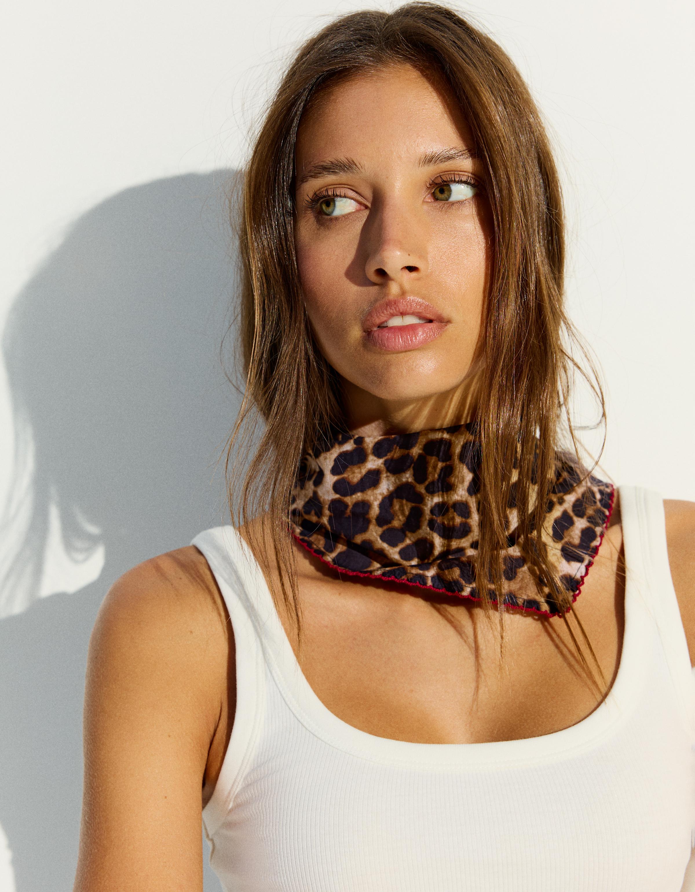 Printed triangle scarf — Brown