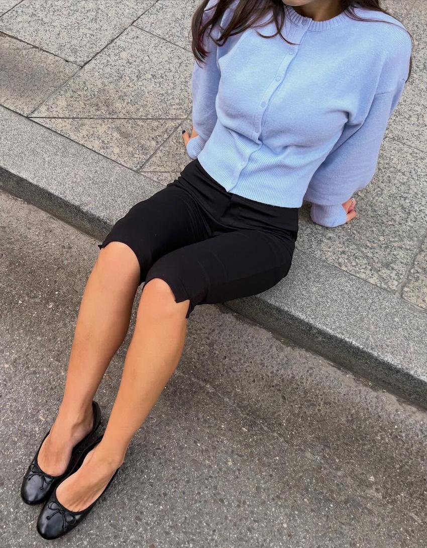 Capri-Hose aus Strick mit seitlichen Schlitzen-Schwarz