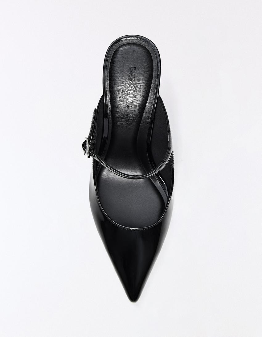 Mules mit Absatz und Schnalle-Schwarz