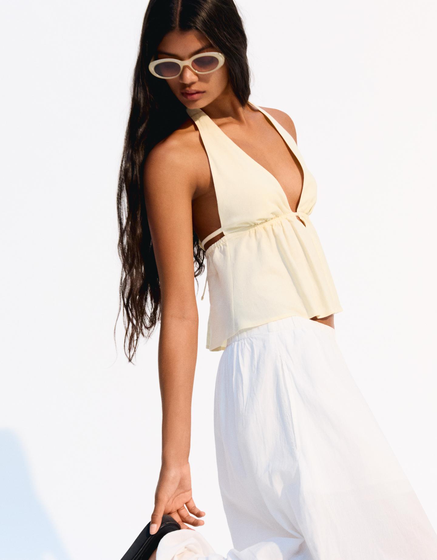 Bershka top z mieszanki lnu z dekoltem halter żółty