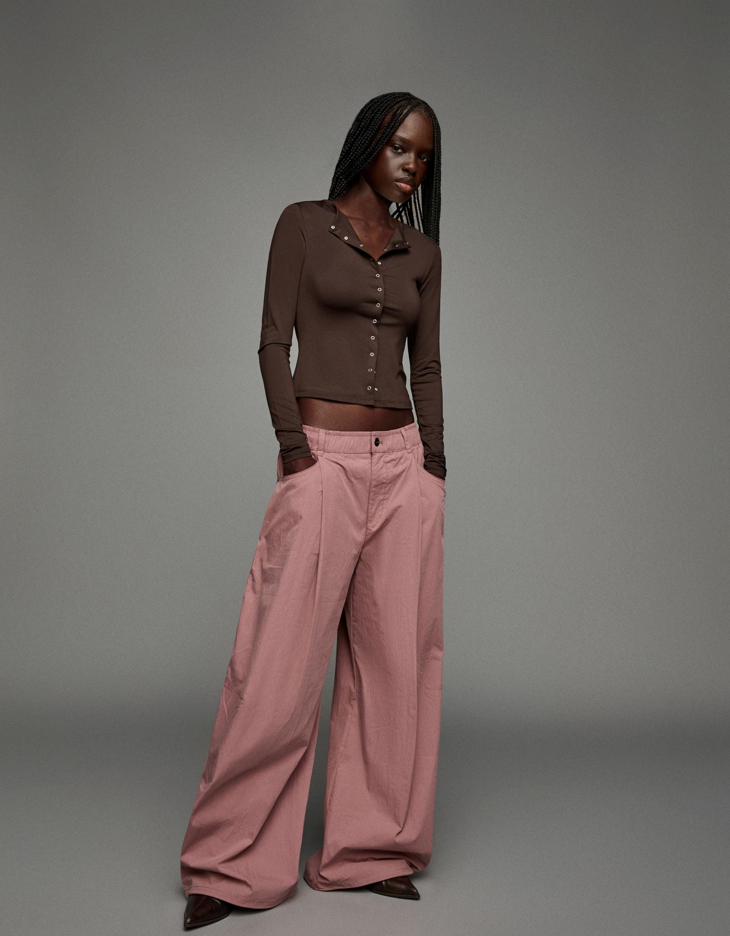 Bershka techniczne spodnie o kroju balloon parachute różowy