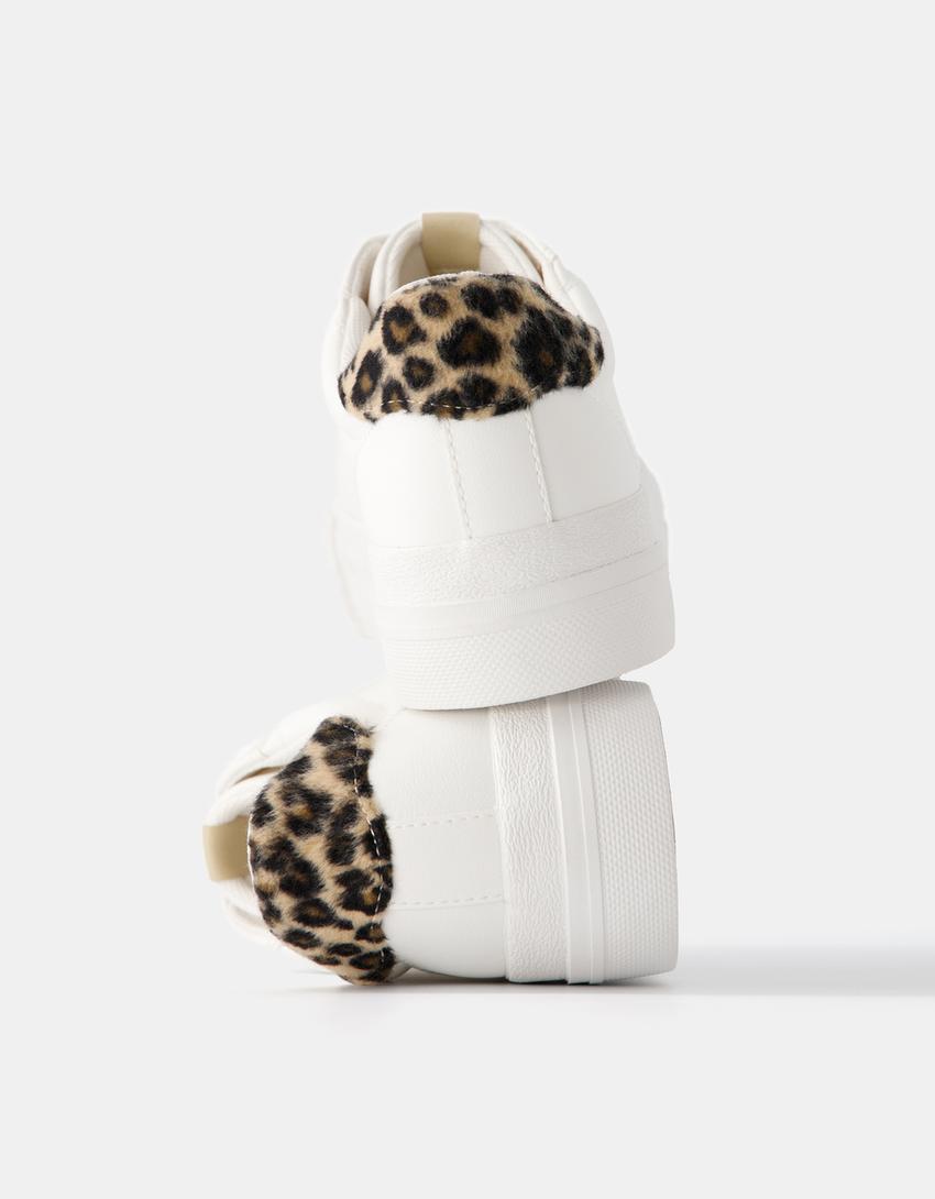 حذاء رياضي بطبعة حيوانية وتفصيل شريط-أبيض