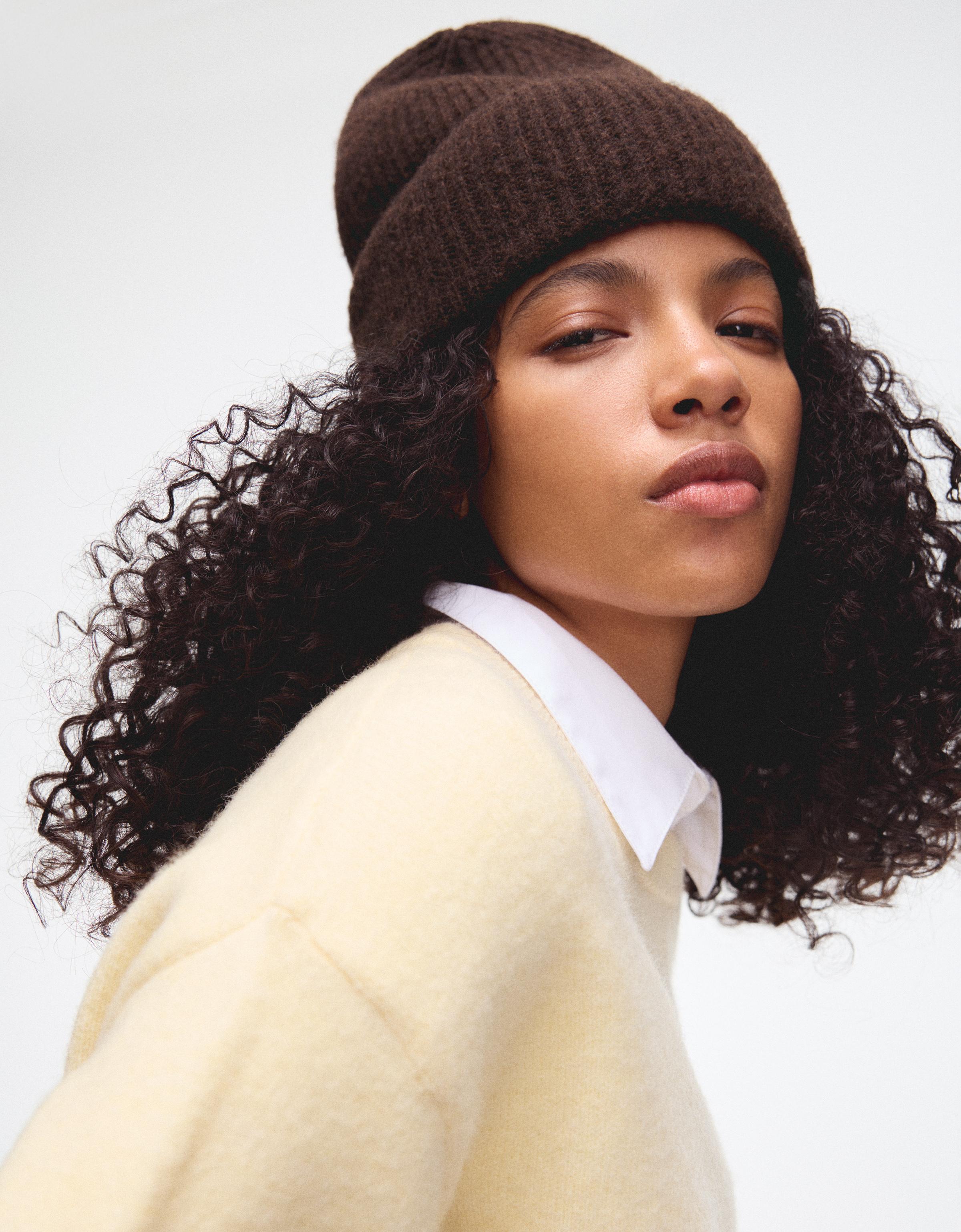 Bershka Czapka Beanie Z Dzianiny Z Podwinięciem Kobieta Brązowy
