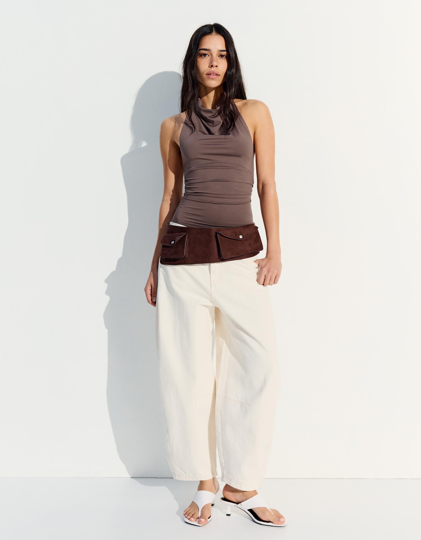 Bershka body z dekoltem halter ciemnobeżowy