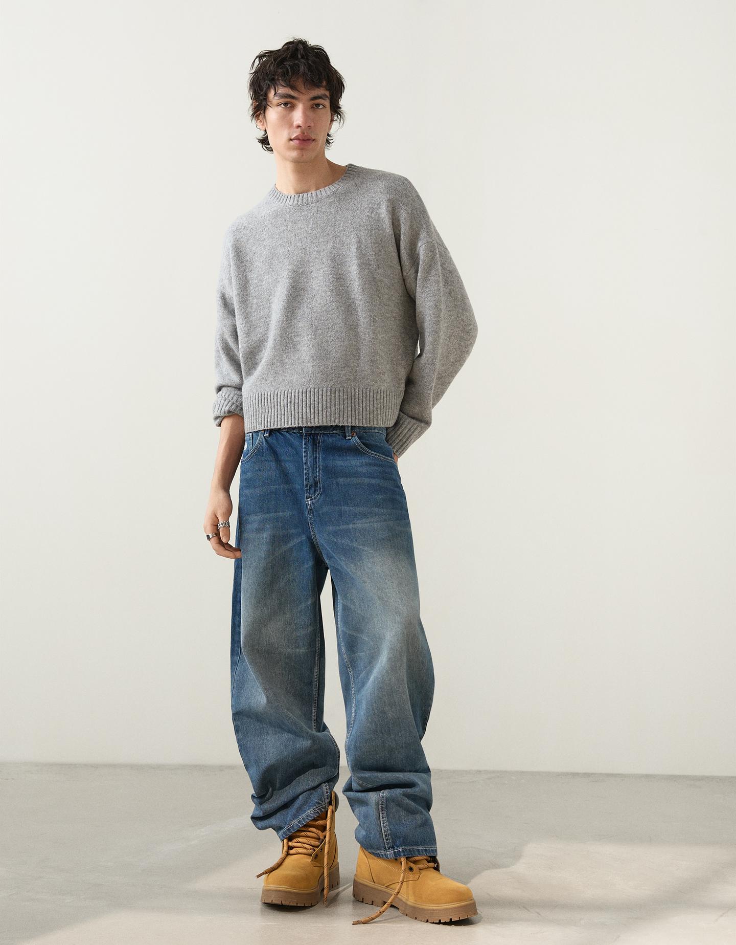 Bershka jeansy o kroju super baggy z haftem niebieski