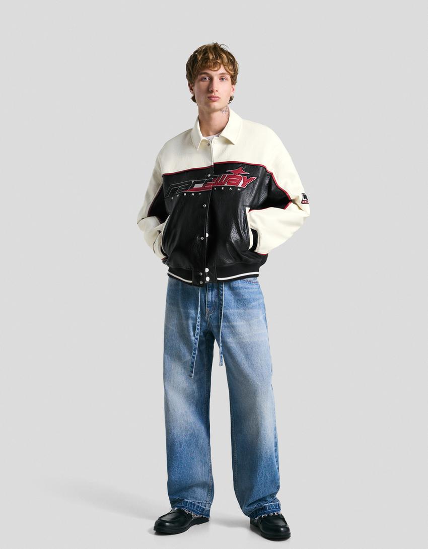 Jakke med skinneffekt og trykk-Svart