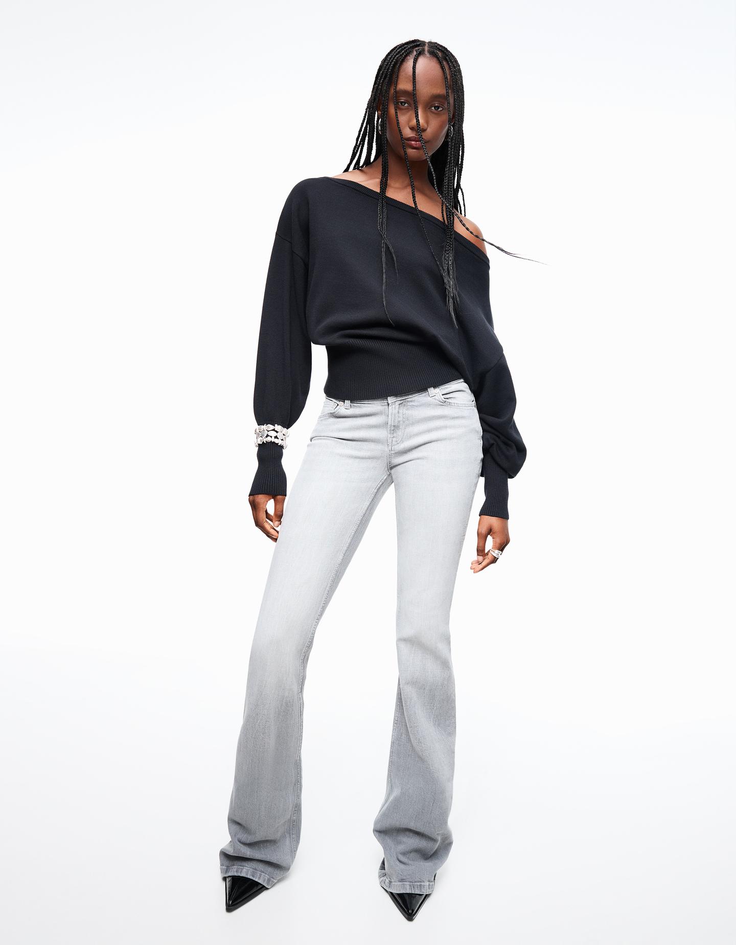 Bershka jeansy o kroju bootcut z niskim stanem szary