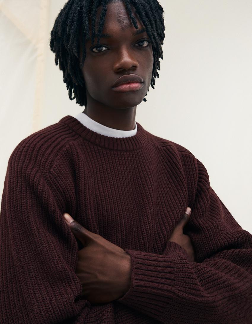 Rumbuoto rašto megztinis iš maišytos vilnos-Burgundijos raudona