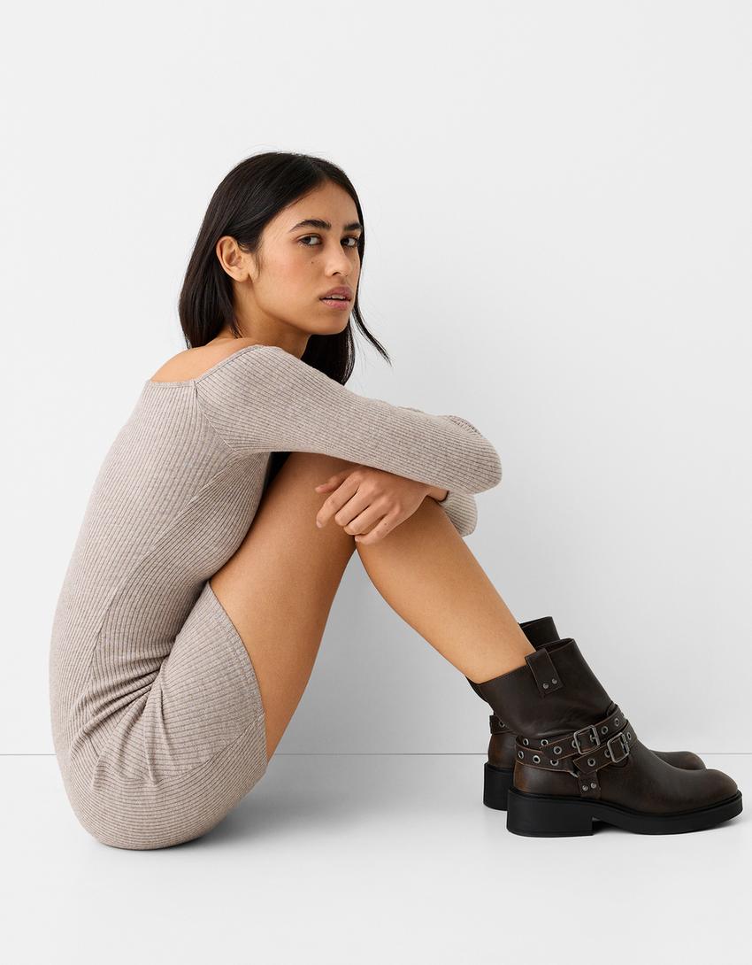 فستان قصير محاك بأكمام طويلة وفتحة عنق غير متماثلة-بيج-1